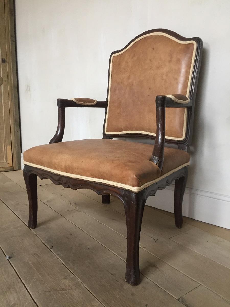 Fauteuil français du XVIIIe siècle en cuir et noyer en vente 6