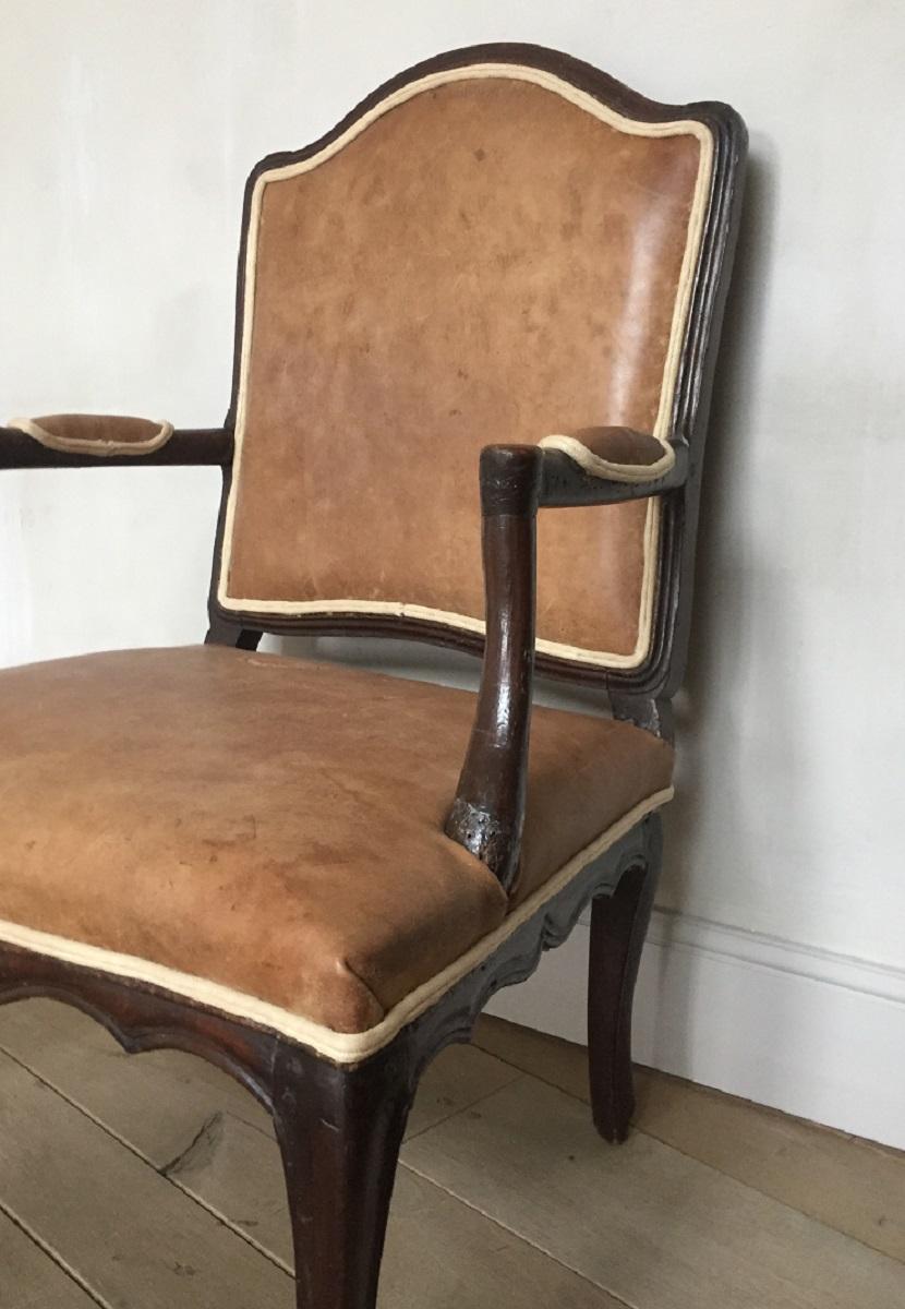 Rococo Fauteuil français du XVIIIe siècle en cuir et noyer en vente