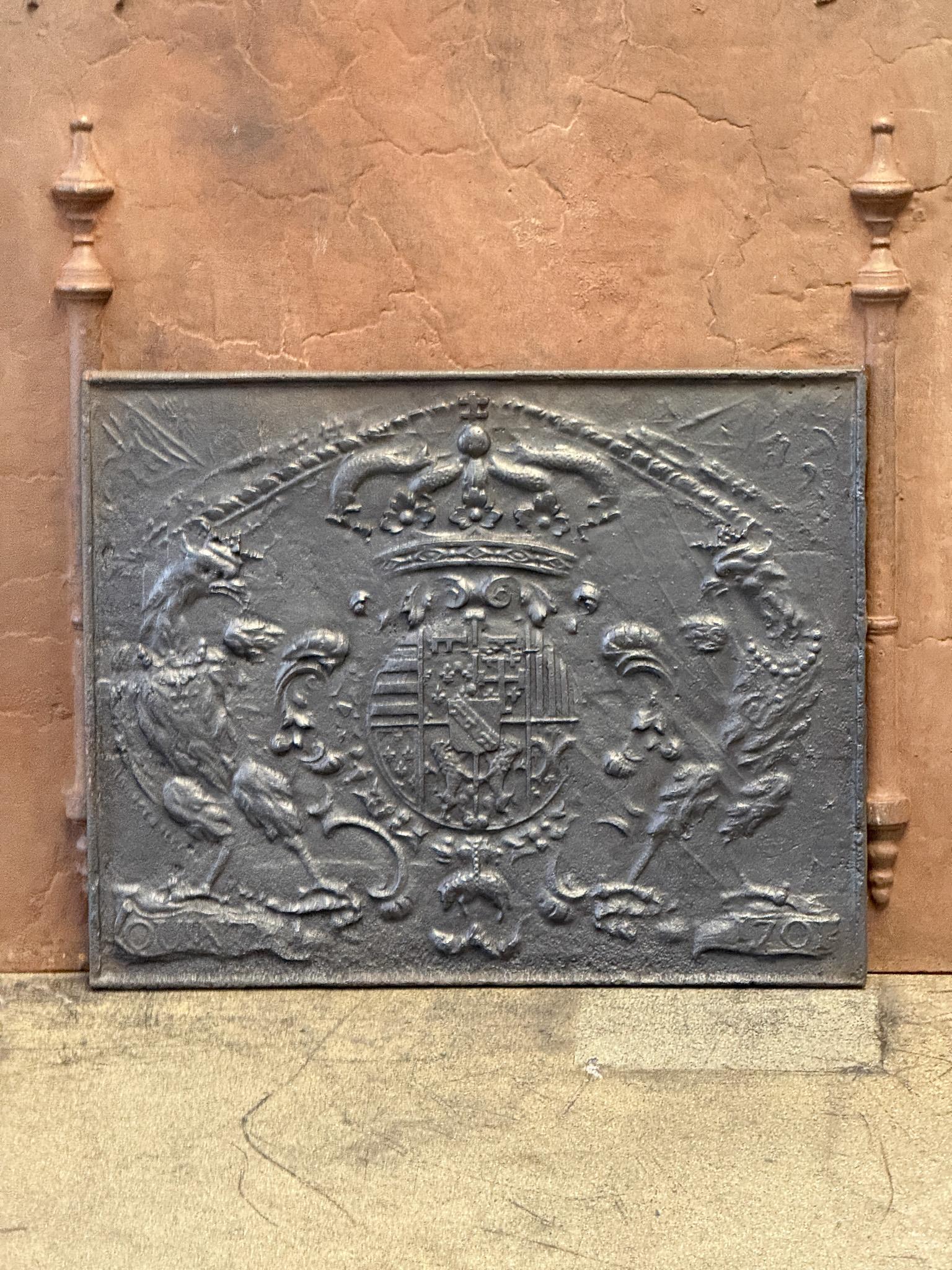 Parafuoco francese del XVIII secolo con le armi di Leopoldo I, Duca di Lorena, periodo Luigi XV.

Lo schienale del caminetto è di colore nero e peltro.  
