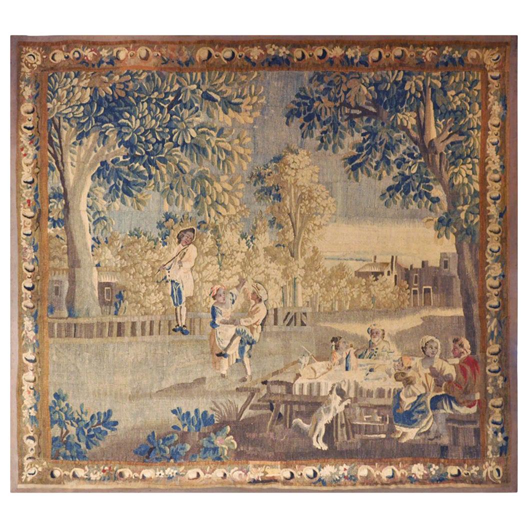 Tapisserie française du 18ème siècle représentant une scène pastorale d'Aubusson intitulée « Le Repas Champetre ».