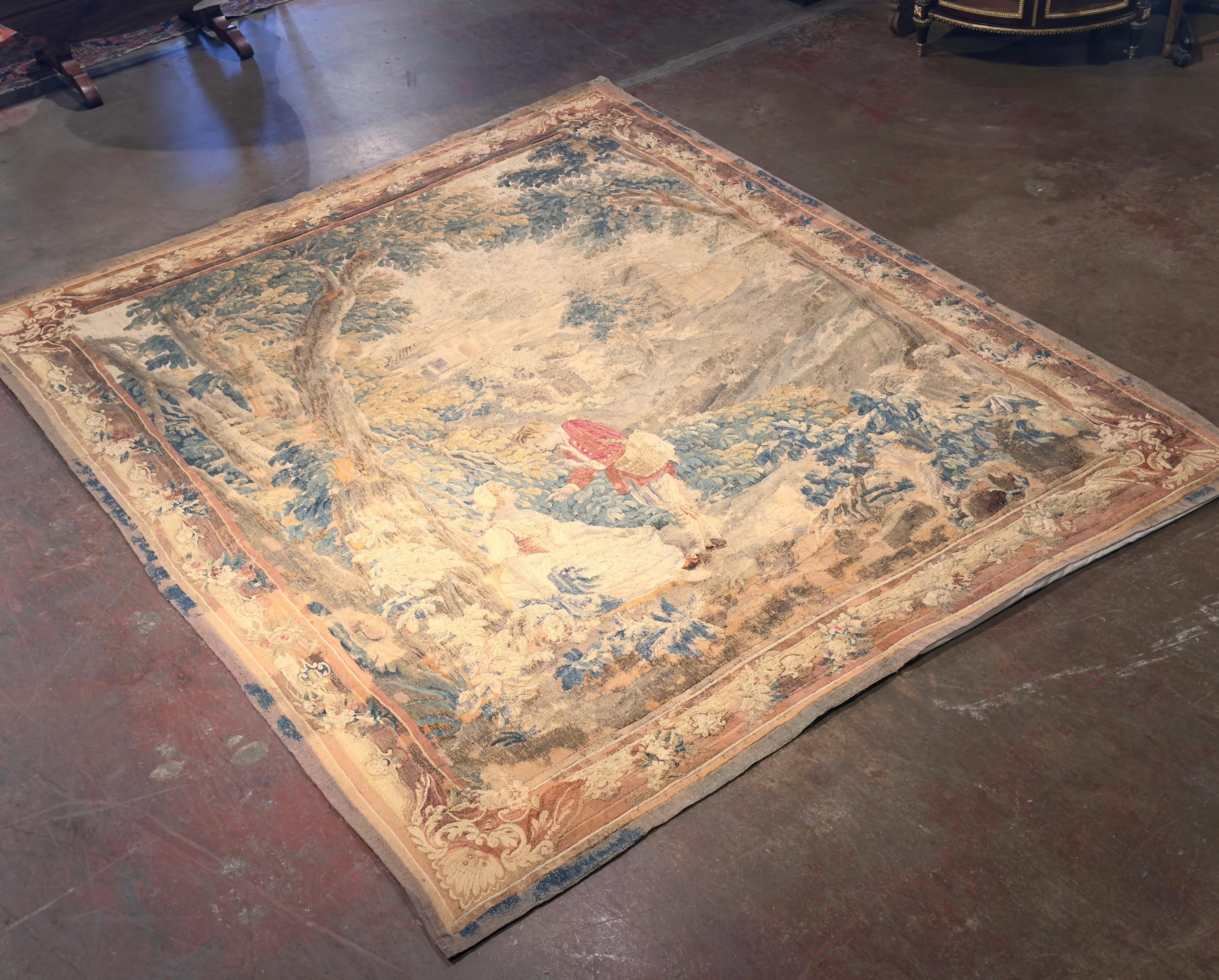 Bringen Sie einen Hauch von Romantik und Geschichte in Ihr Zuhause mit diesem großen antiken Aubusson-Wandteppich. Das um 1780 in Frankreich gewebte Werk basiert auf einer Karikatur, die Jean-Baptiste Huet (französisch, 1745-1811) zugeschrieben