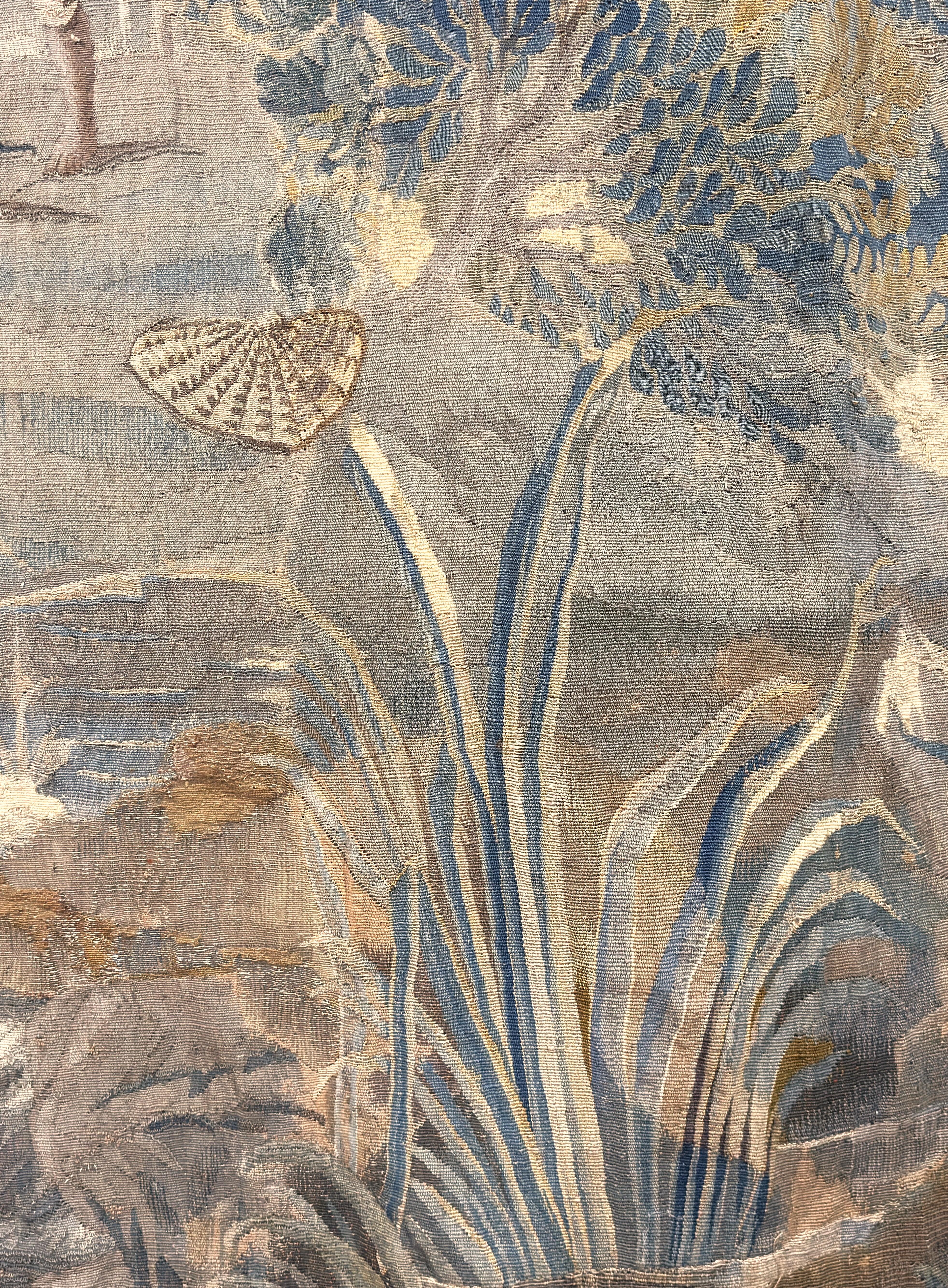 Französischer Aubusson-Wandteppich des 18. Jahrhunderts mit Fischern, Grünzeug und Schloss im Angebot 6