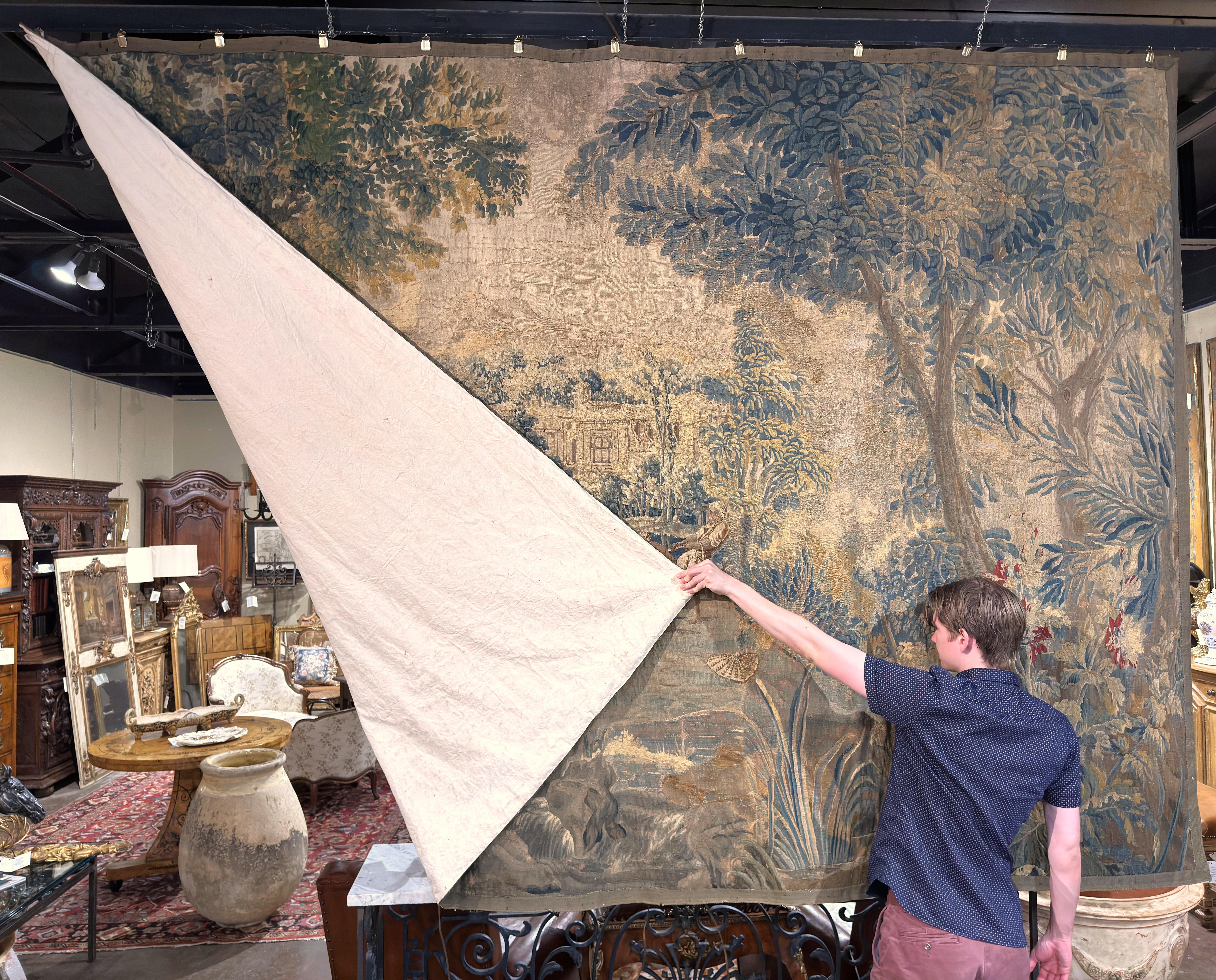 Französischer Aubusson-Wandteppich des 18. Jahrhunderts mit Fischern, Grünzeug und Schloss im Angebot 7