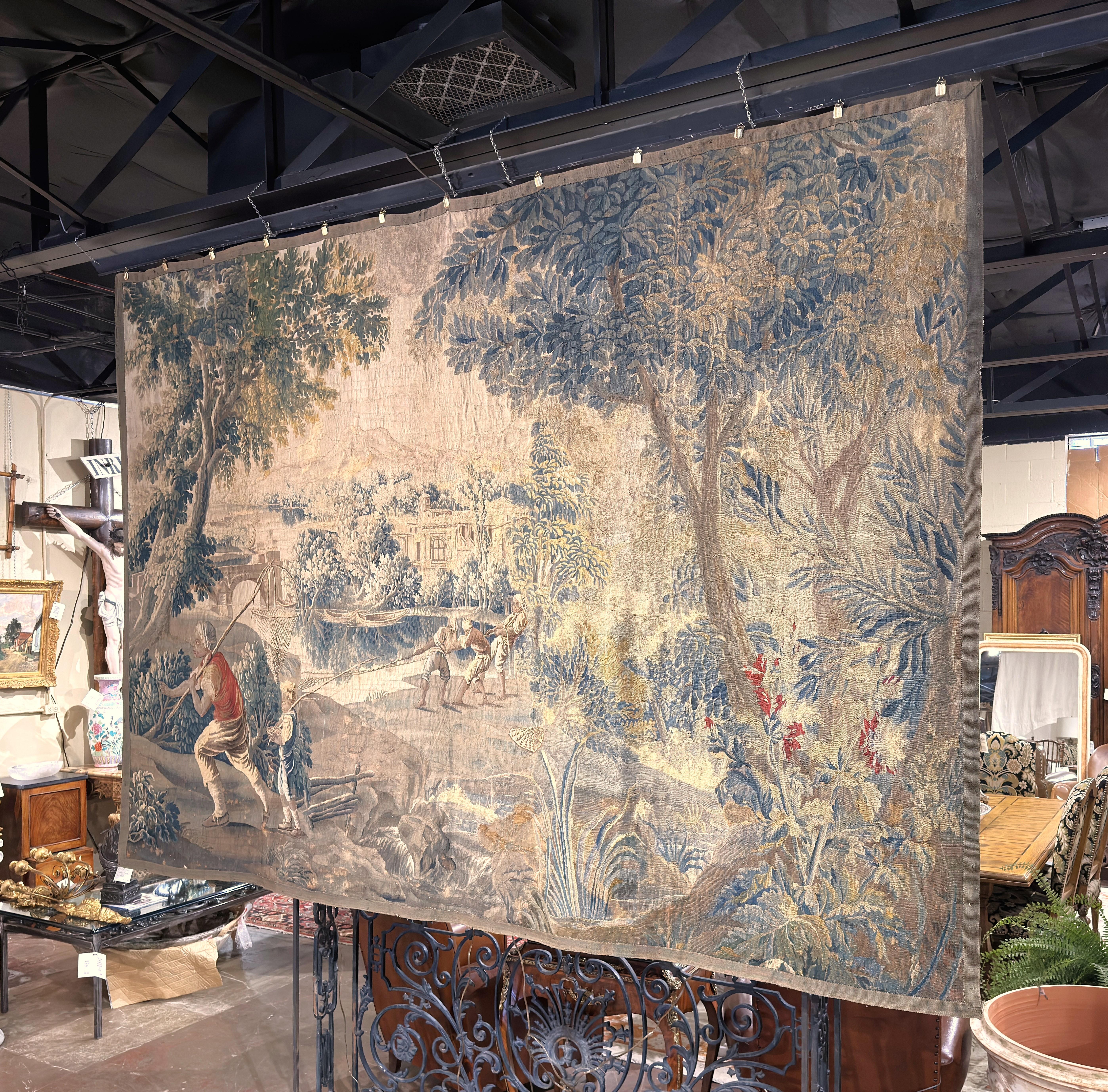 Dieser elegante und große antike Wandteppich wurde um 1760 in Aubusson, Frankreich, gewebt und zeigt eine wunderbar ausgewogene pastorale Komposition, die typisch für die berühmten Ateliers ist. Die rechteckige Szene ist in feiner Wolle mit