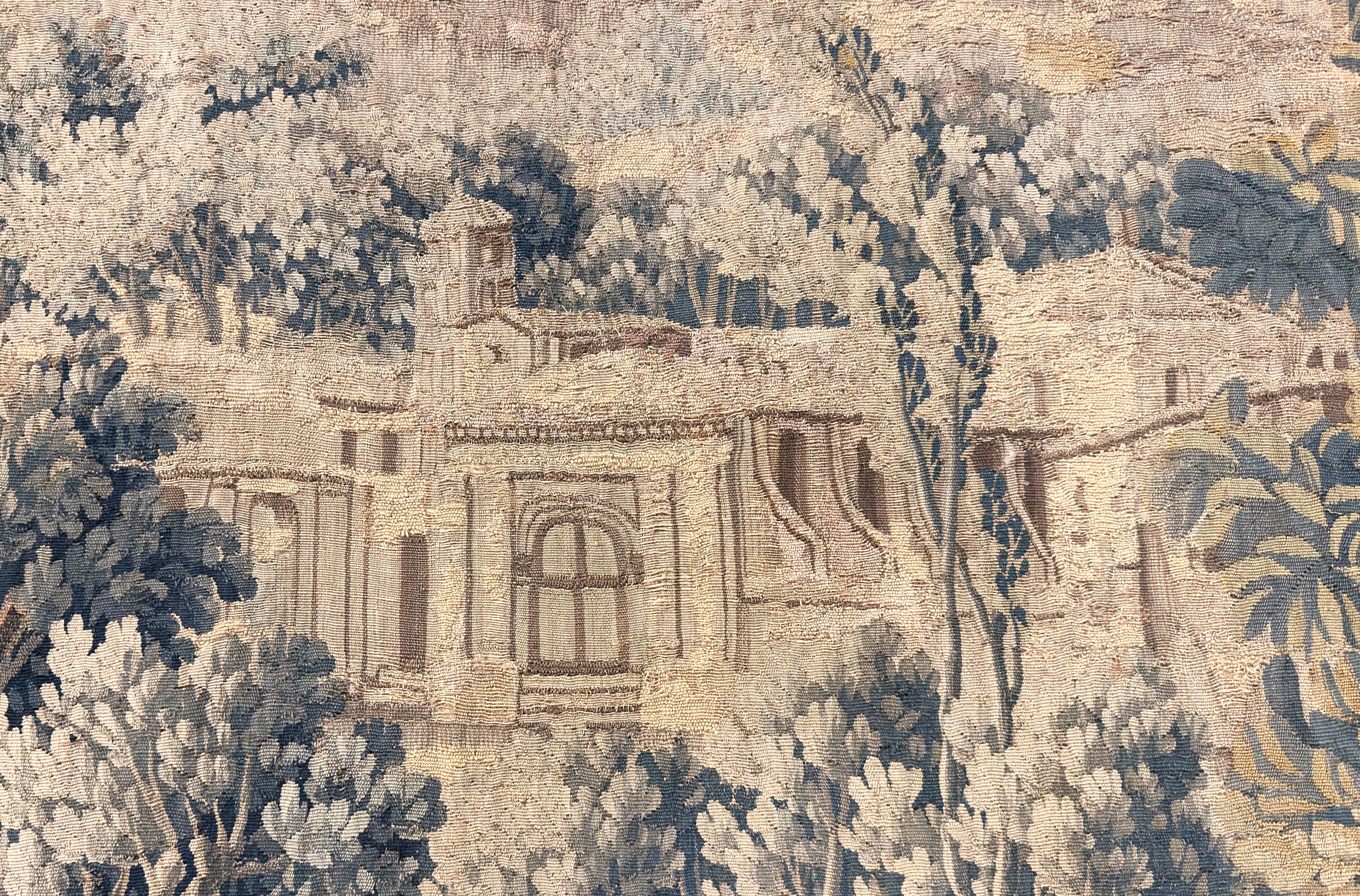 Französischer Aubusson-Wandteppich des 18. Jahrhunderts mit Fischern, Grünzeug und Schloss im Angebot 3