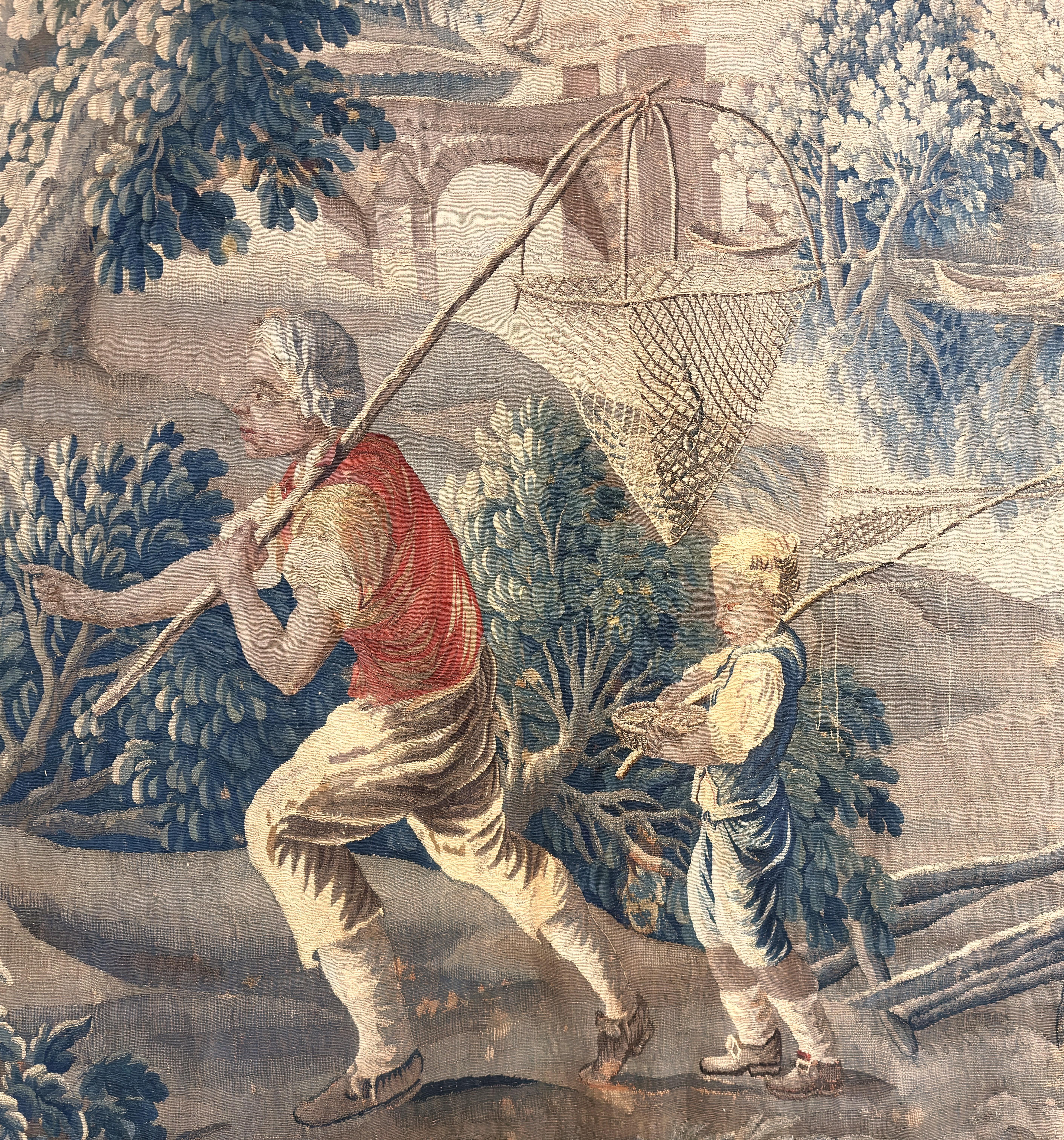 Französischer Aubusson-Wandteppich des 18. Jahrhunderts mit Fischern, Grünzeug und Schloss im Angebot 4