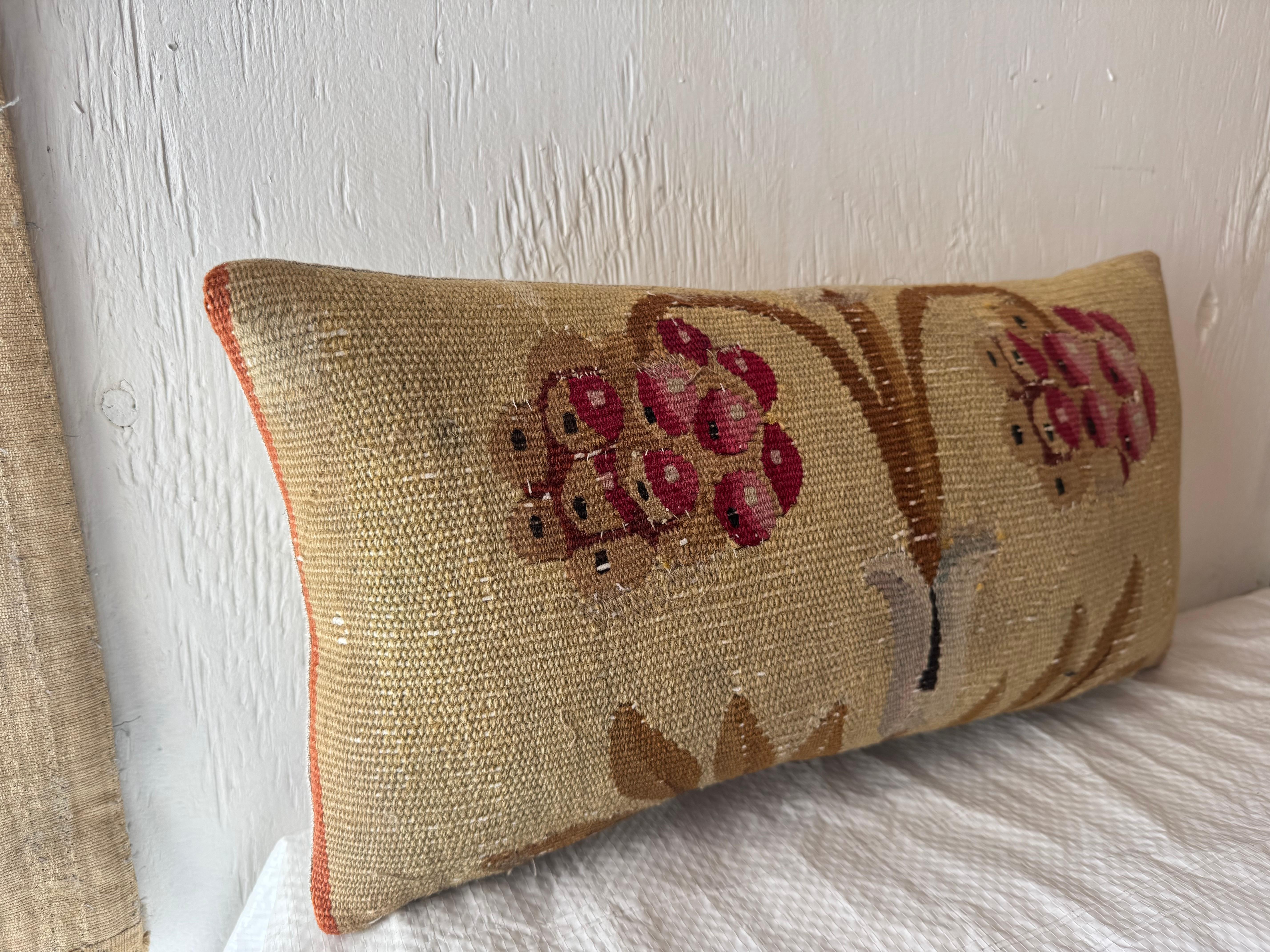Ce coussin lombaire antique est fabriqué à partir d'une tapisserie d'Aubusson française du 18e siècle. 16