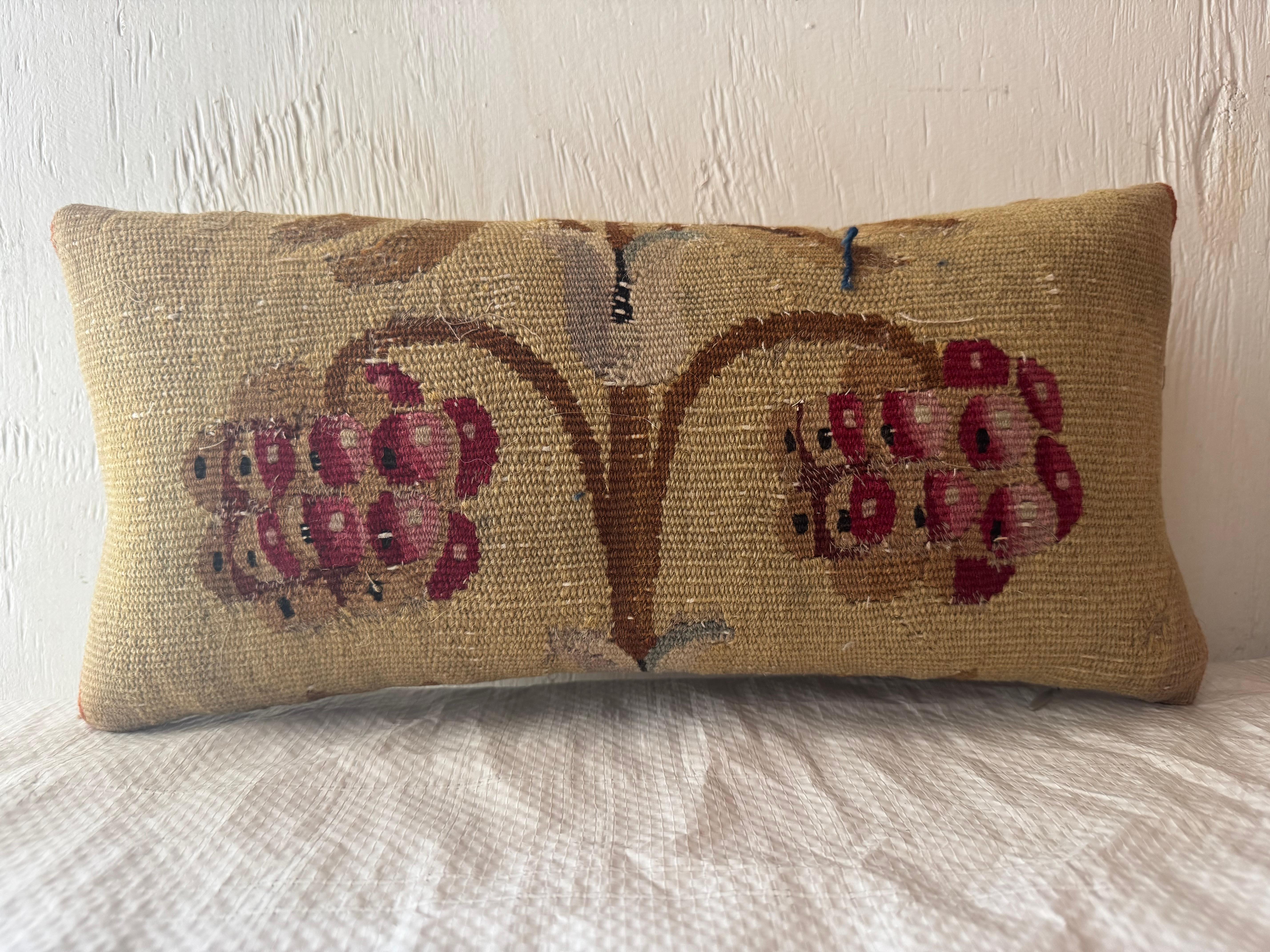 Ce coussin rectangulaire est fabriqué à partir d'une tapisserie française d'Aubusson du XVIIIe siècle de 16