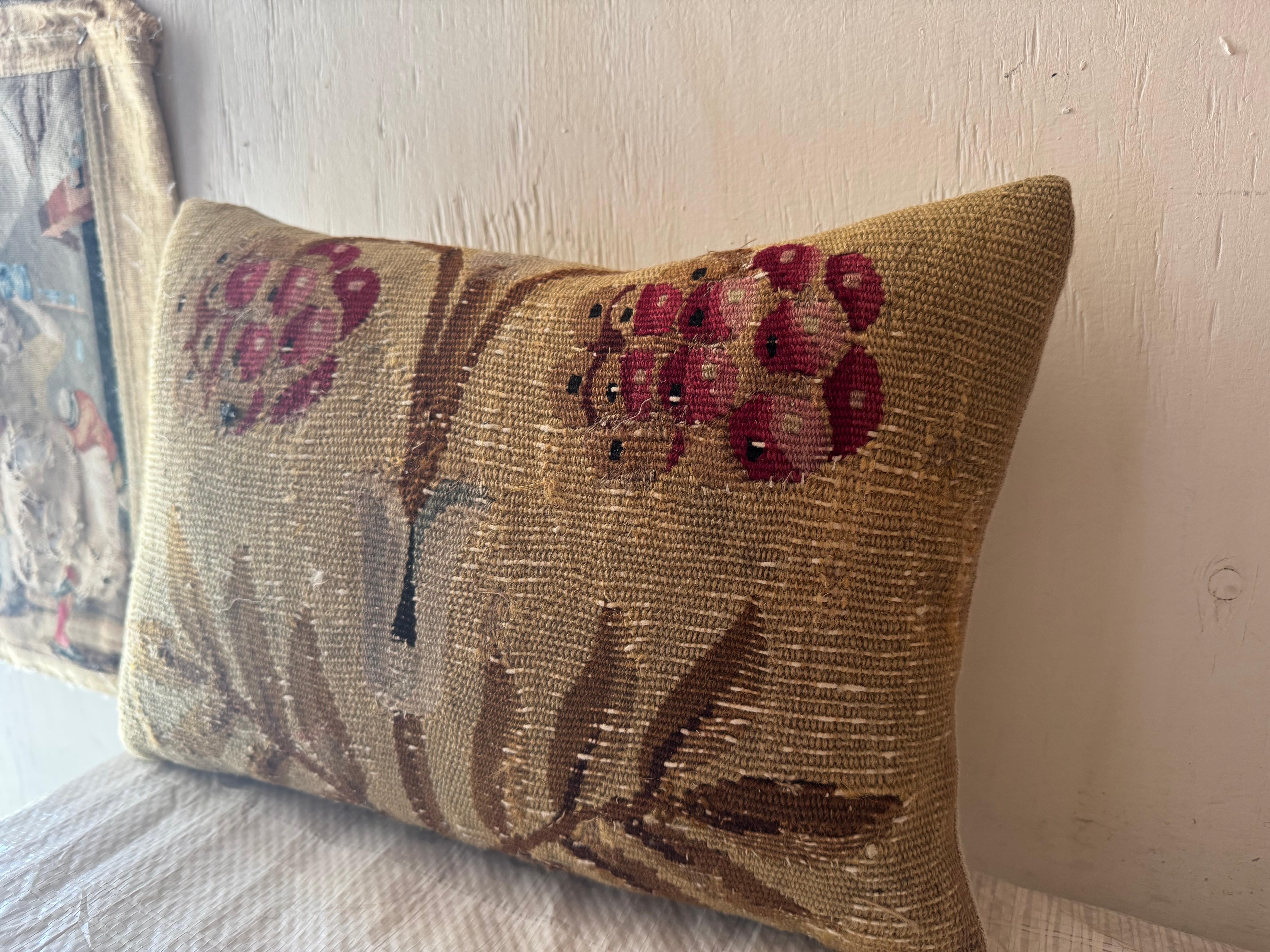 Mid-Century Modern 18th Century French Aubusson Pillow en vente