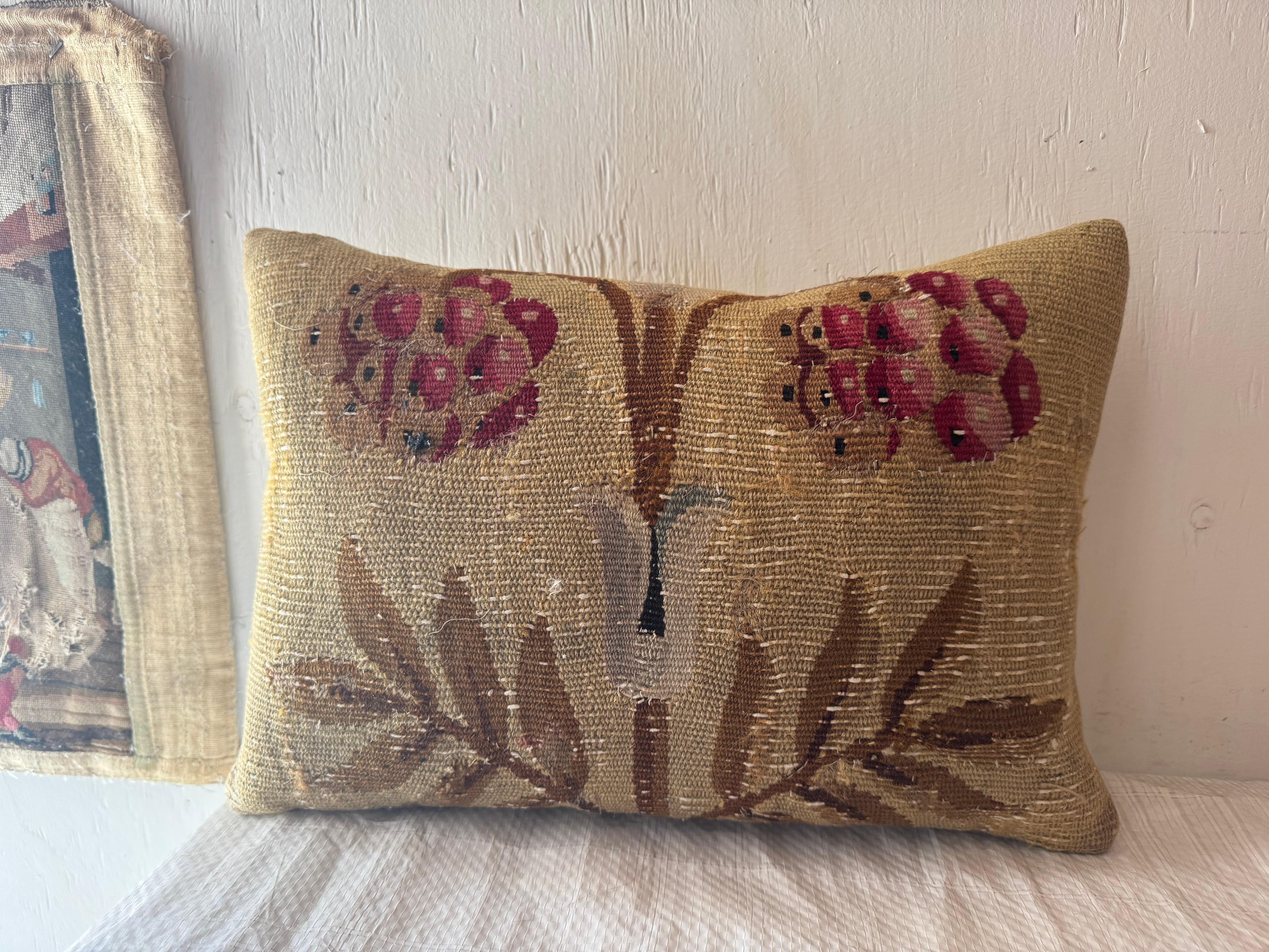 Européen 18th Century French Aubusson Pillow en vente