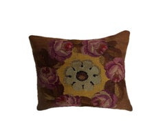Coussin français d'Aubusson du XVIIIe siècle, orné de roses et de médaillons floraux