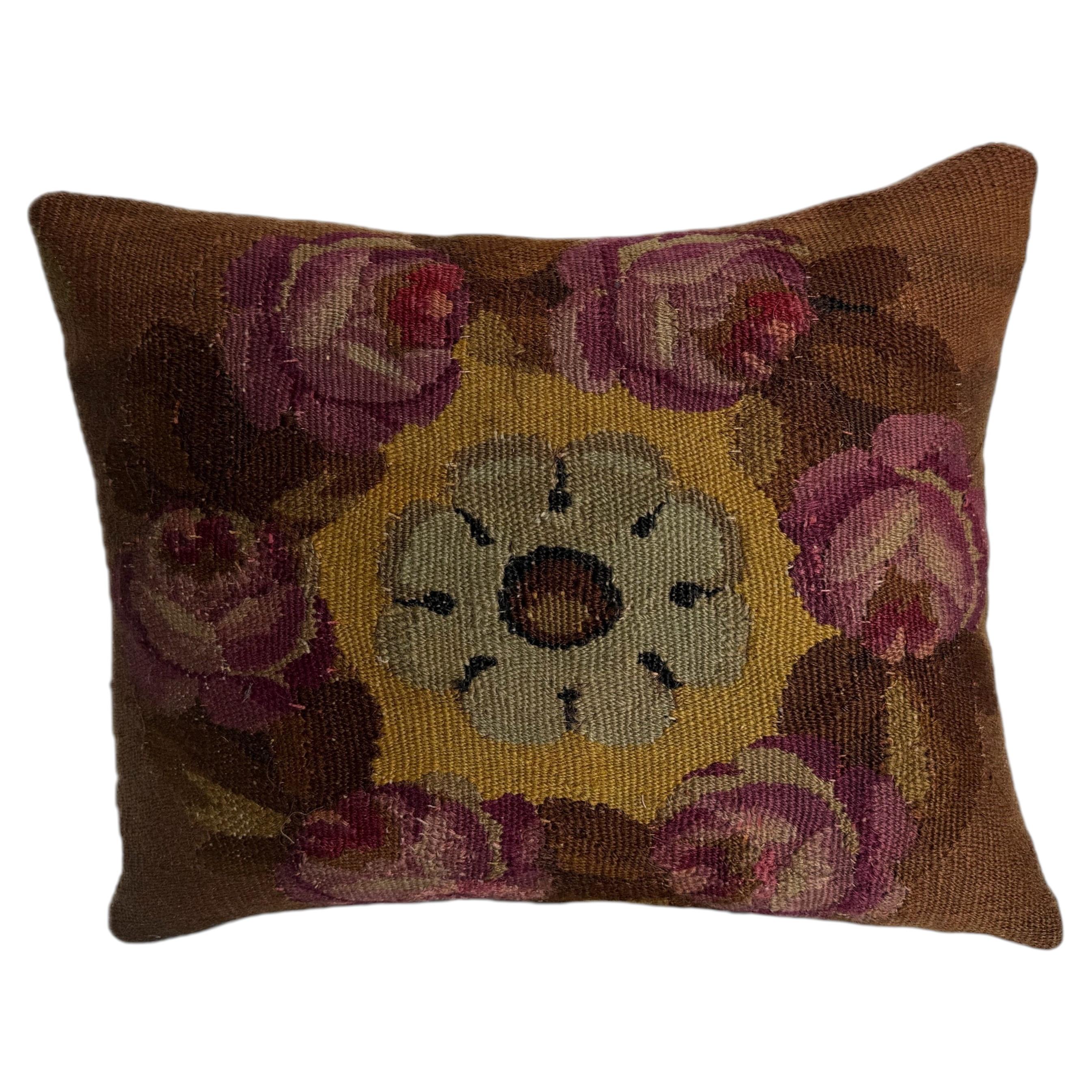 Coussin français d'Aubusson du XVIIIe siècle, orné de roses et de médaillons floraux