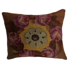 Coussin français d'Aubusson du XVIIIe siècle, orné de roses et de médaillons floraux