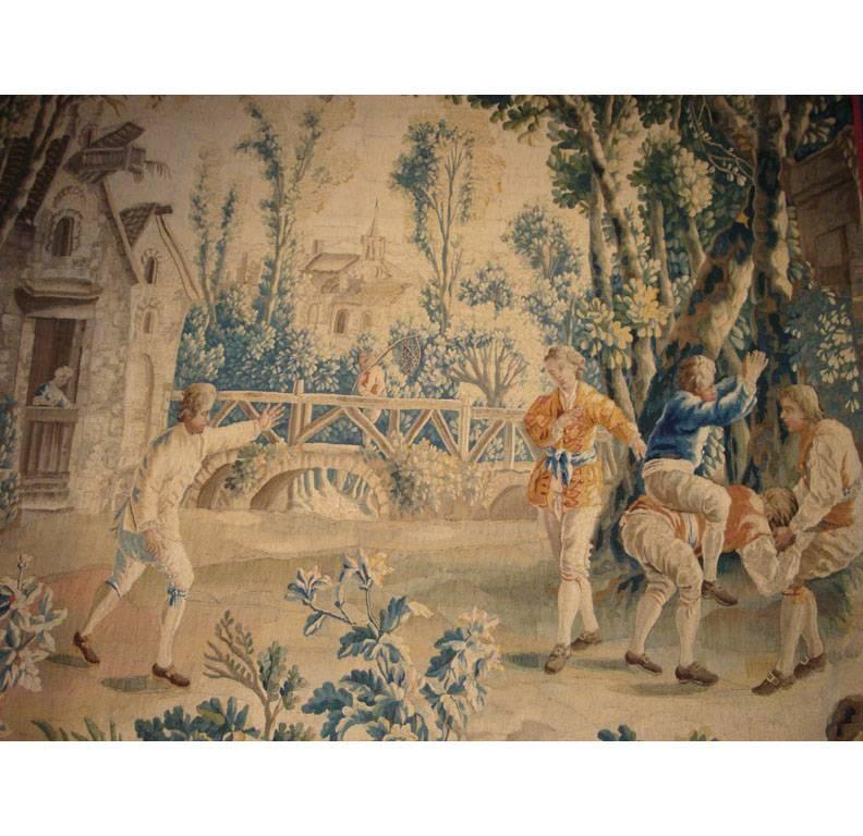 Dieser schöne antike Wandteppich wurde um 1760 in Aubusson, Frankreich, gewebt. Das quadratische, farbenfrohe Stück zeigt eine französische Spielszene mit Jungen, die 