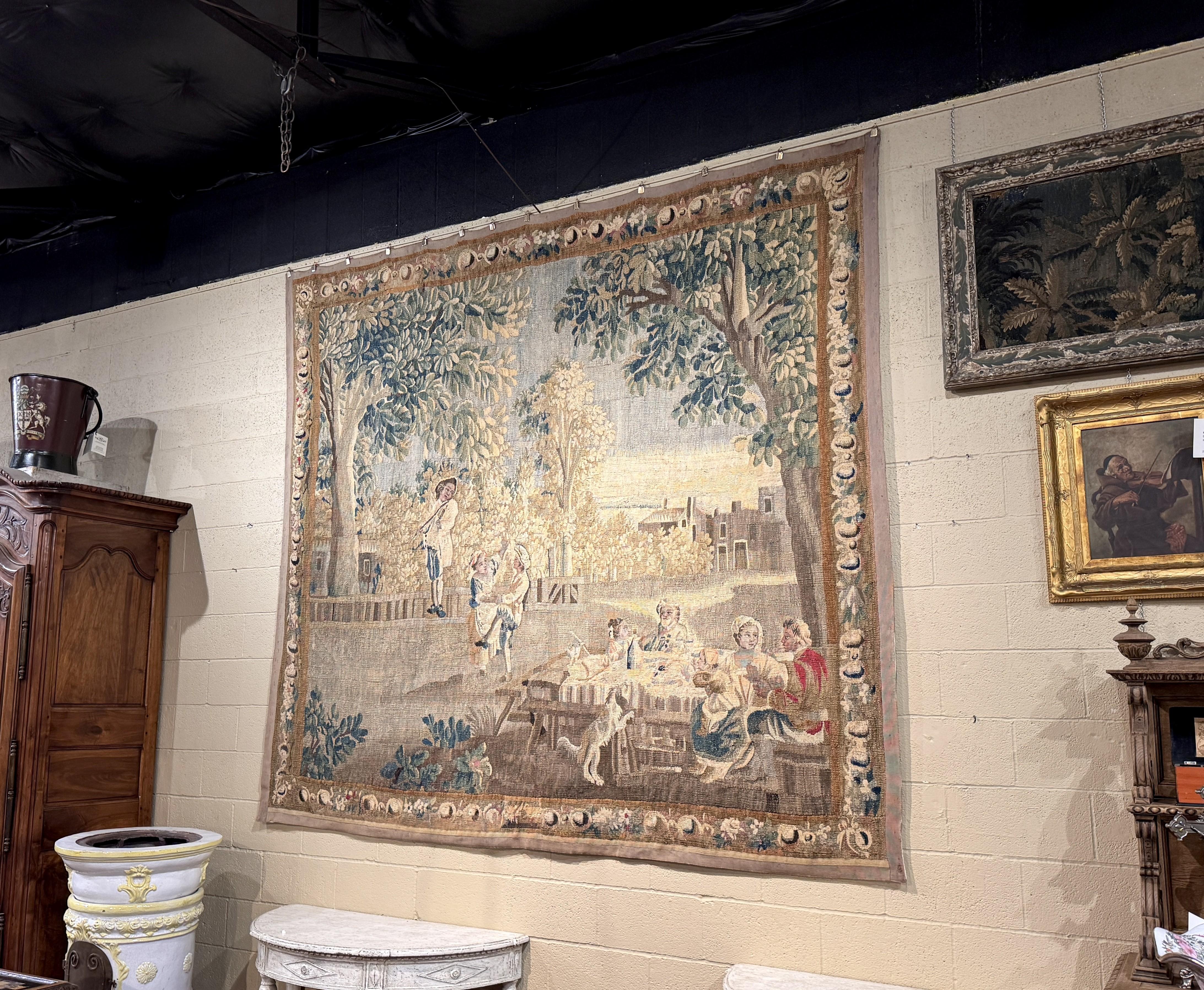 Dieser elegante und große antike Wandteppich wurde um 1750 in Aubusson, Frankreich, handgewebt. Die Komposition mit dem Titel 