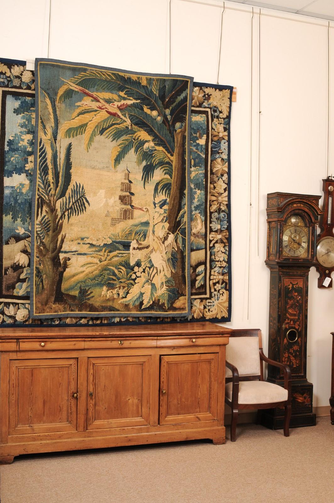 Arazzo Aubusson francese del XVIII secolo con palme e scena di castello In condizioni discrete in vendita a Atlanta, GA