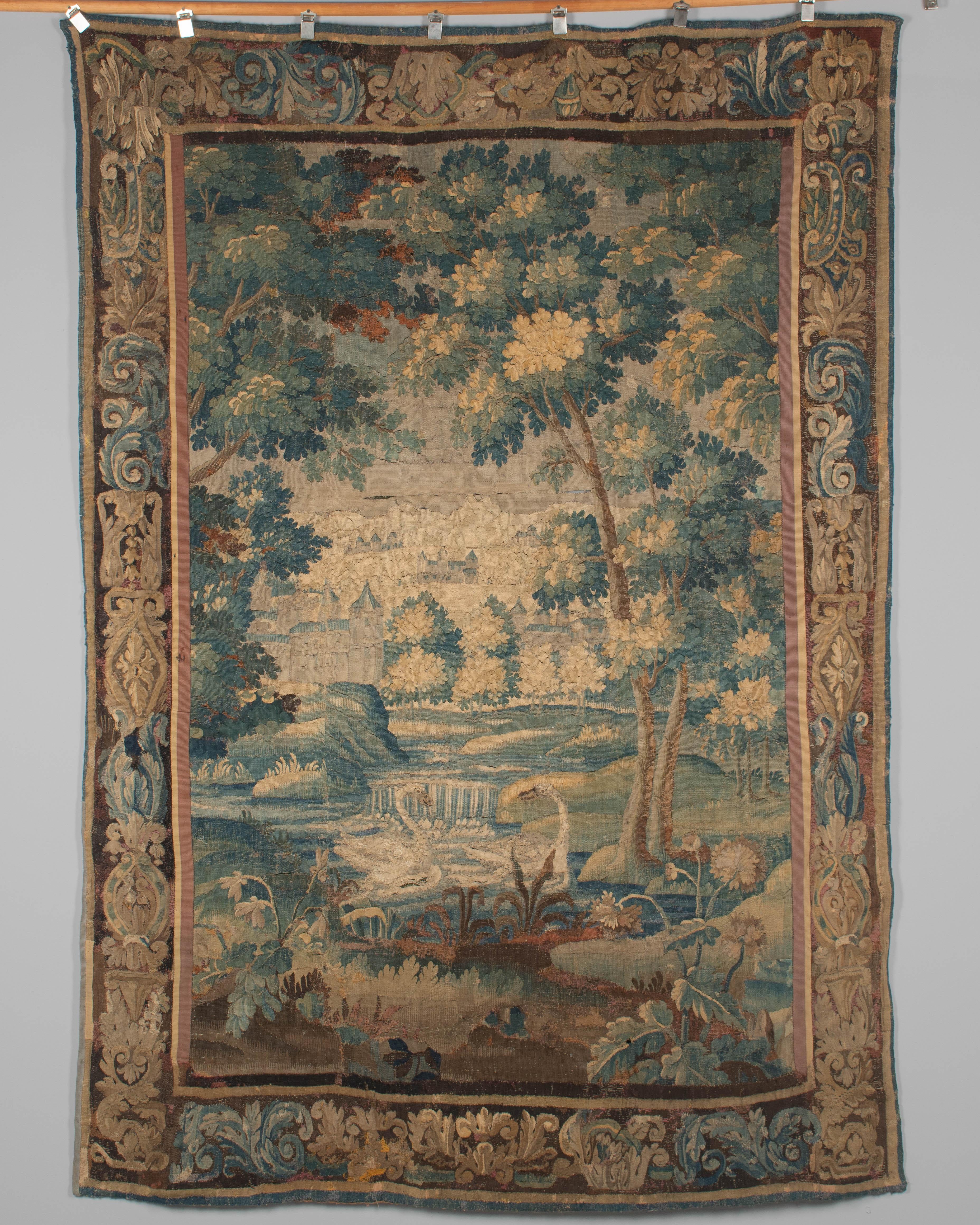 Ein französischer Aubusson-Wollteppich aus dem 18. Jahrhundert. Wunderschön detaillierte Landschaft in Braun-, Blau- und Grüntönen. Bewaldetes Laub umgibt ein Schwanenpaar und Schlösser in der Ferne. Dekorative Umrandung. Satte Farbe, aber in