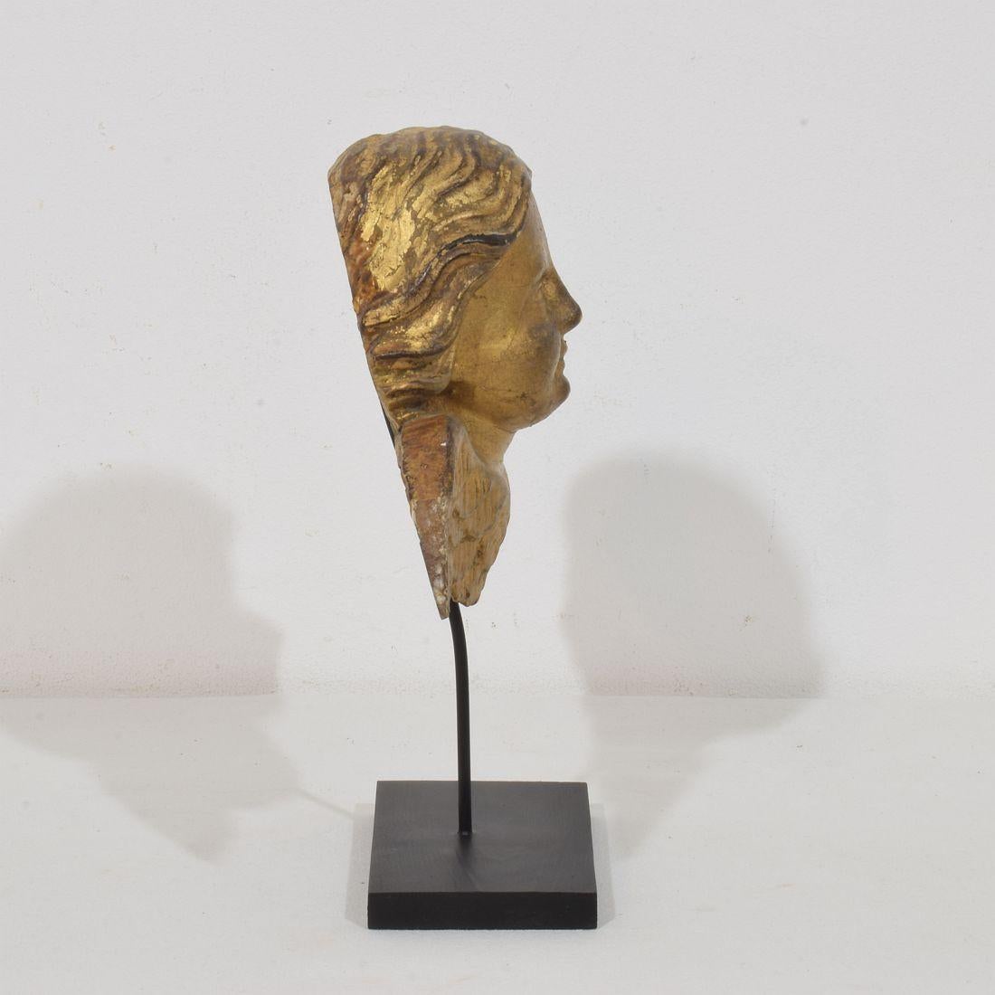 Français Tête d'ange en bois doré sculpté du XVIIIe siècle, de style baroque français en vente