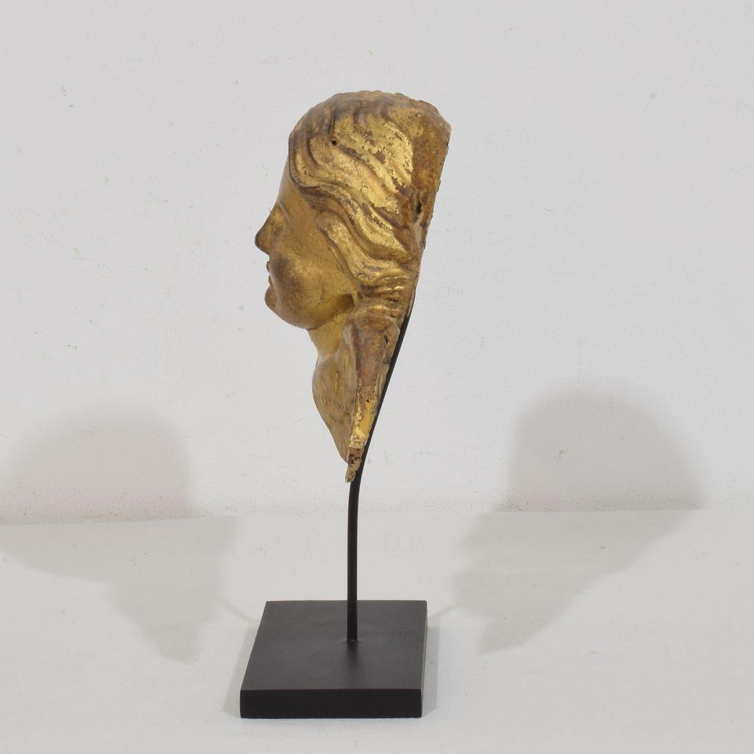 Tête d'ange en bois doré sculpté du XVIIIe siècle, de style baroque français Bon état - En vente à Buisson, FR