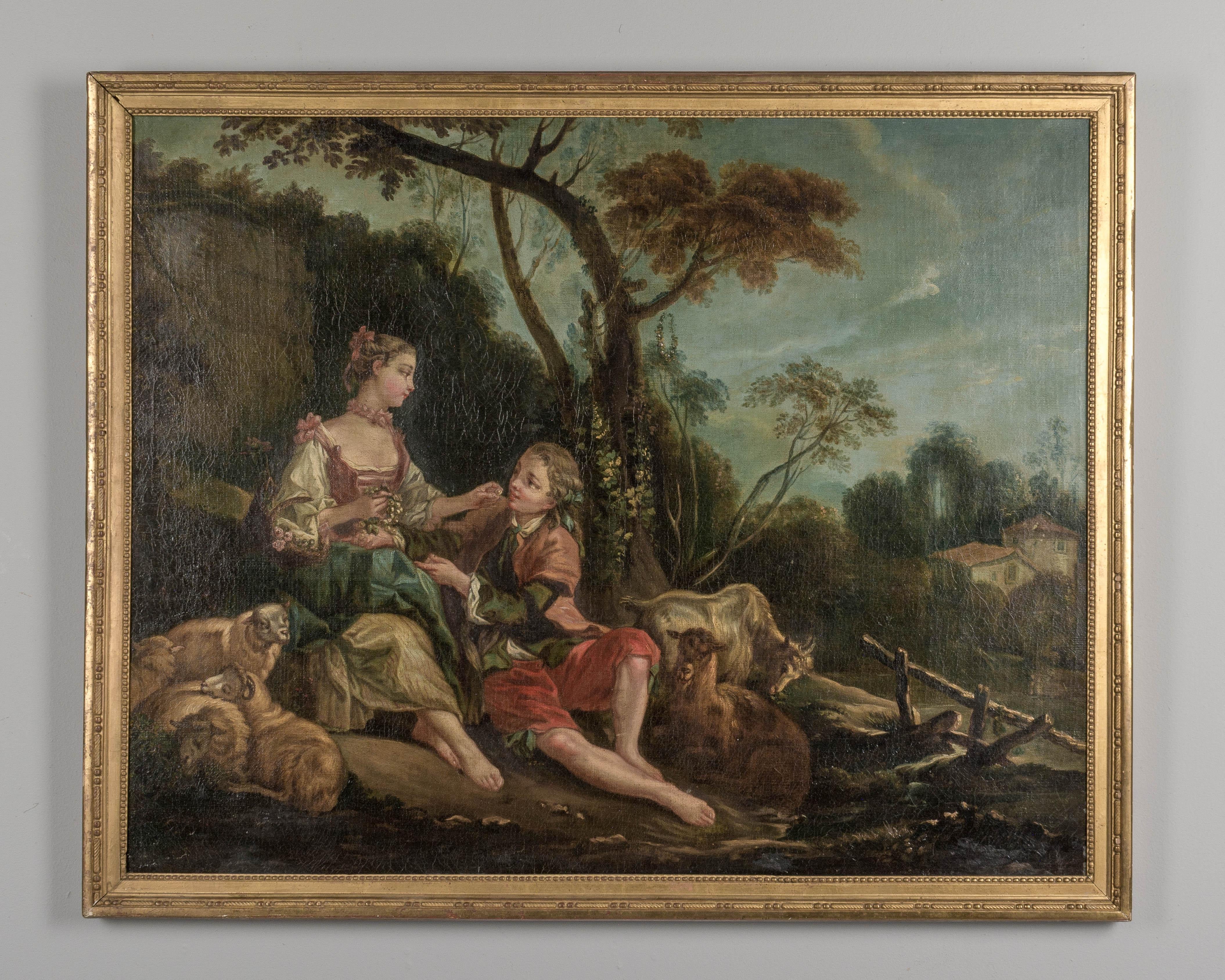 Ein französisches Gemälde aus dem späten 18. Jahrhundert, das ein romantisches Paar in einer pastoralen Umgebung darstellt. Öl auf Leinwand. Nicht signiert. Originaler vergoldeter Holzrahmen. Kleine Reparatur an der Leinwand in der linken oberen