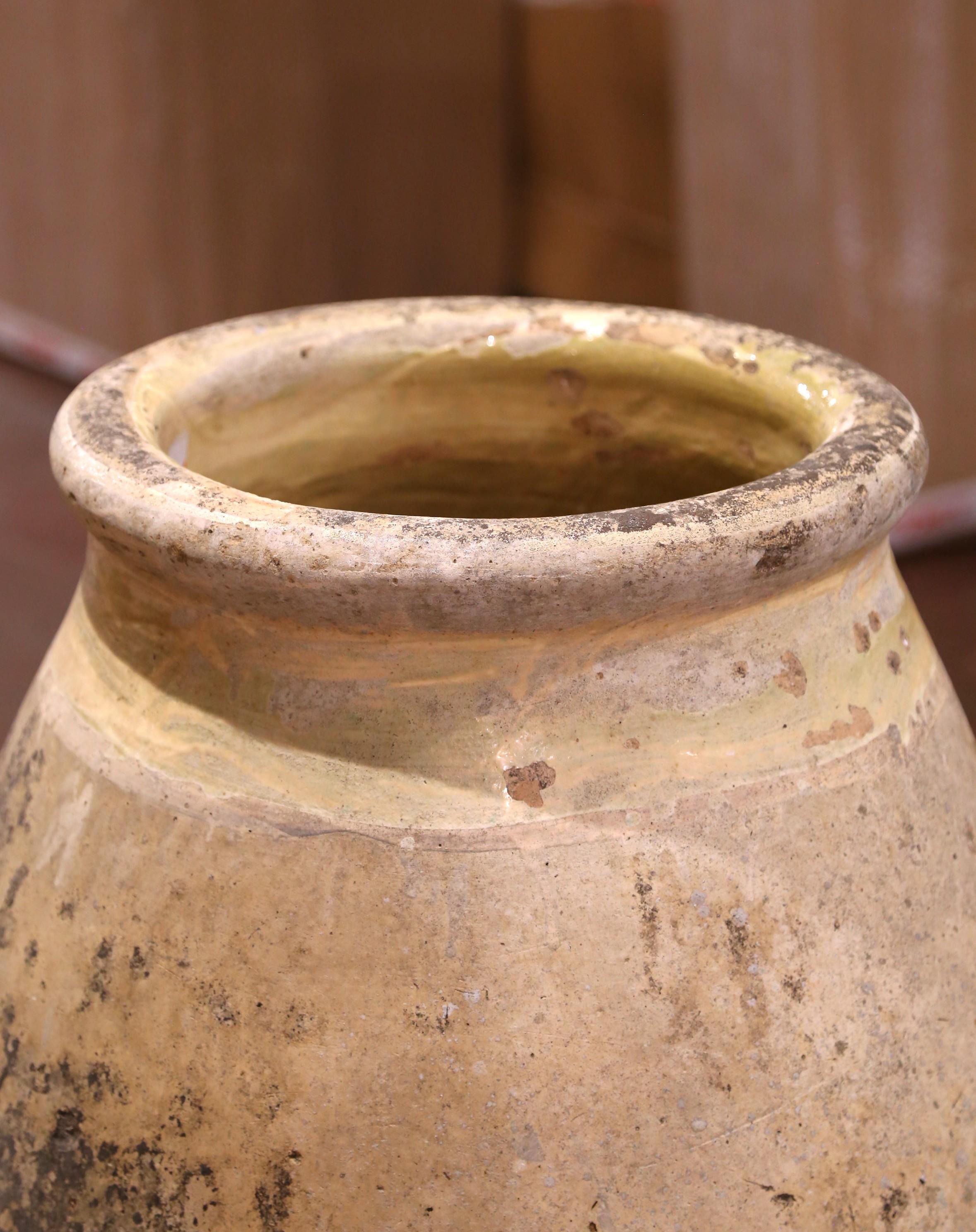 Französischer Biot Terrakotta-Olivenkrug des 18. Jahrhunderts mit glasiertem Rand und Patina (Handgeschnitzt) im Angebot