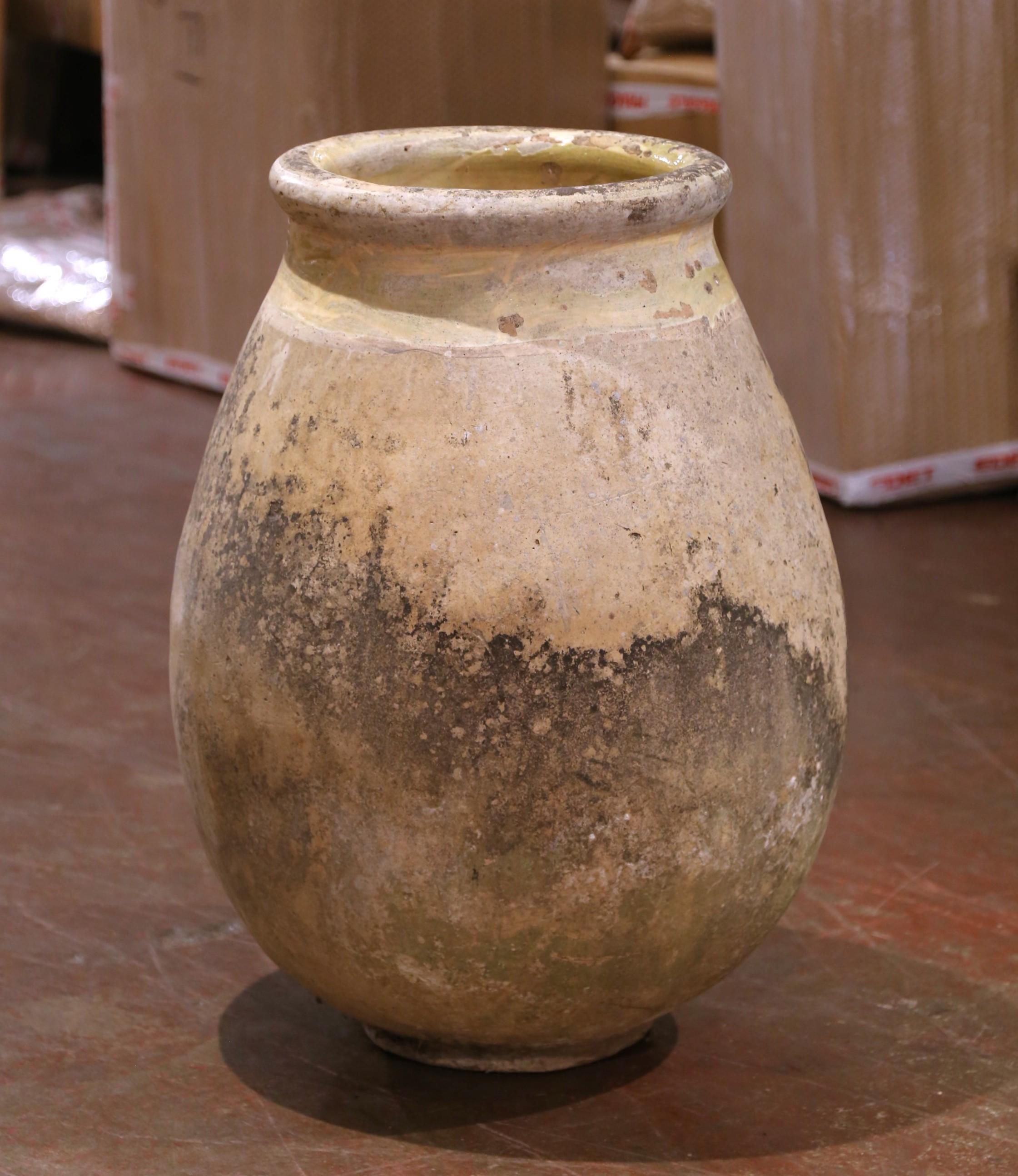 Französischer Biot Terrakotta-Olivenkrug des 18. Jahrhunderts mit glasiertem Rand und Patina (Tonware) im Angebot