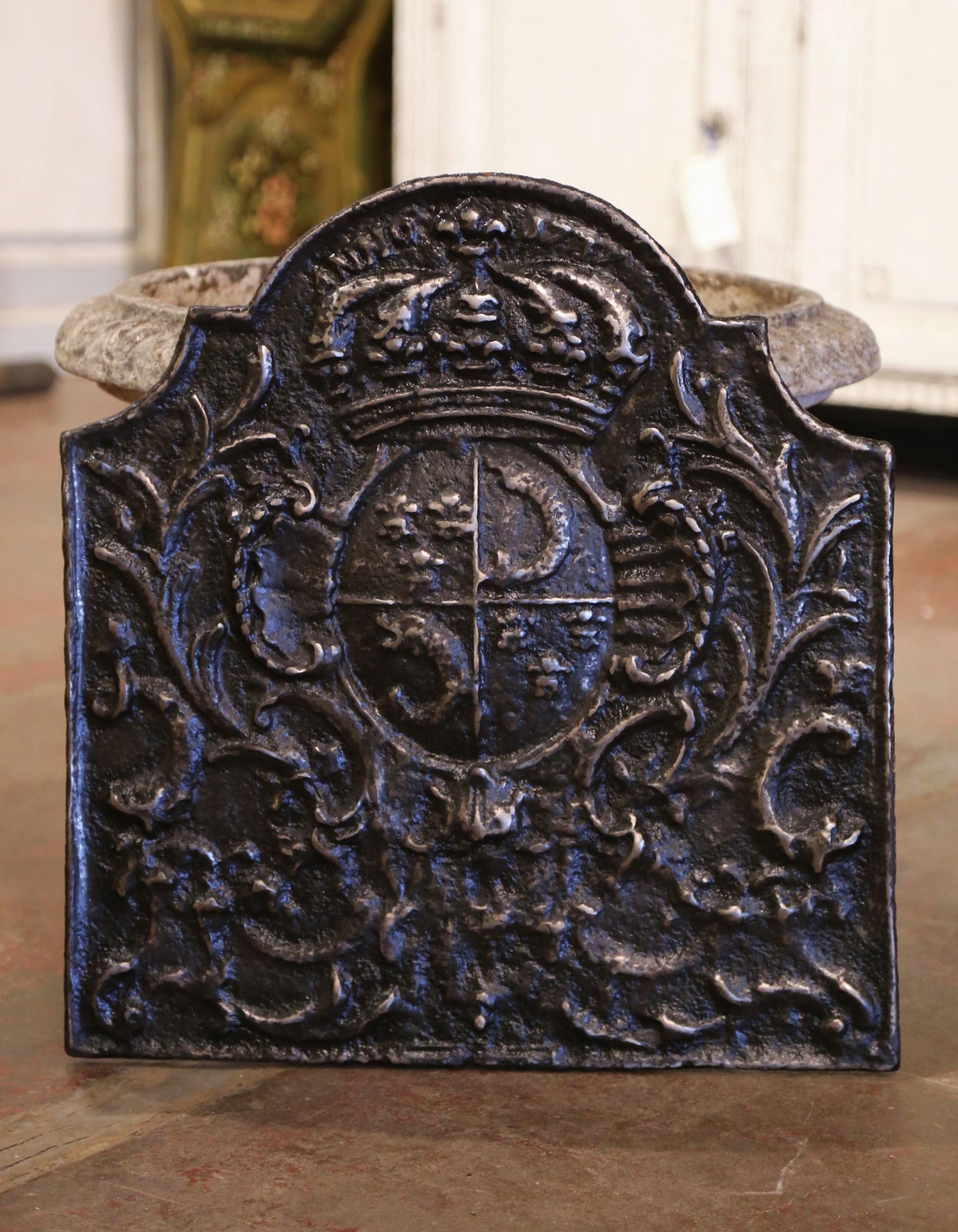 18th Century French Black Iron Fireback with Crown, Family Crest and Foliage In Excellent Condition In Dallas, TX