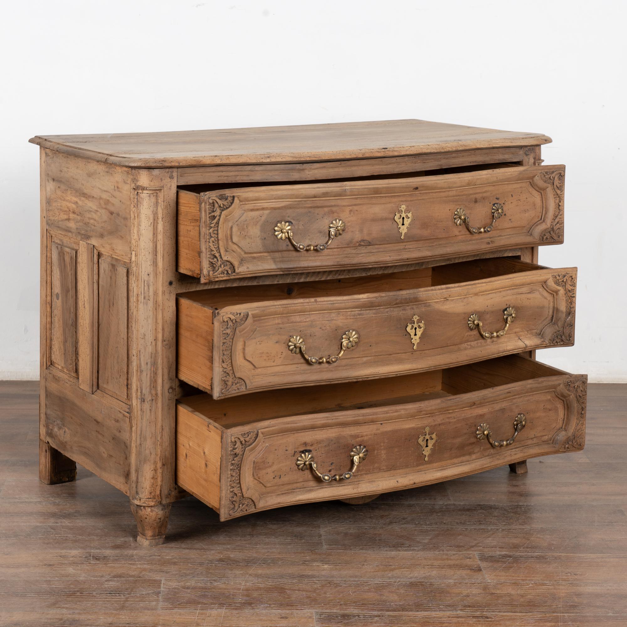 18. Jahrhundert Französisch gebleicht Nussbaum große Kommode mit drei Schubladen (Französische Provence) im Angebot