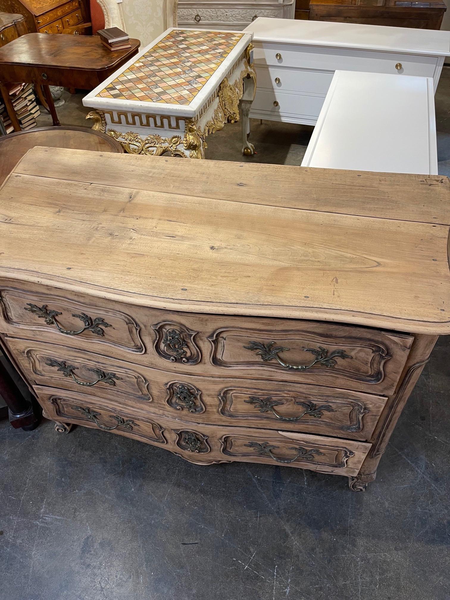 18th Century French Bleached Walnut Large Scale Commode In Good Condition For Sale In Dallas, TX