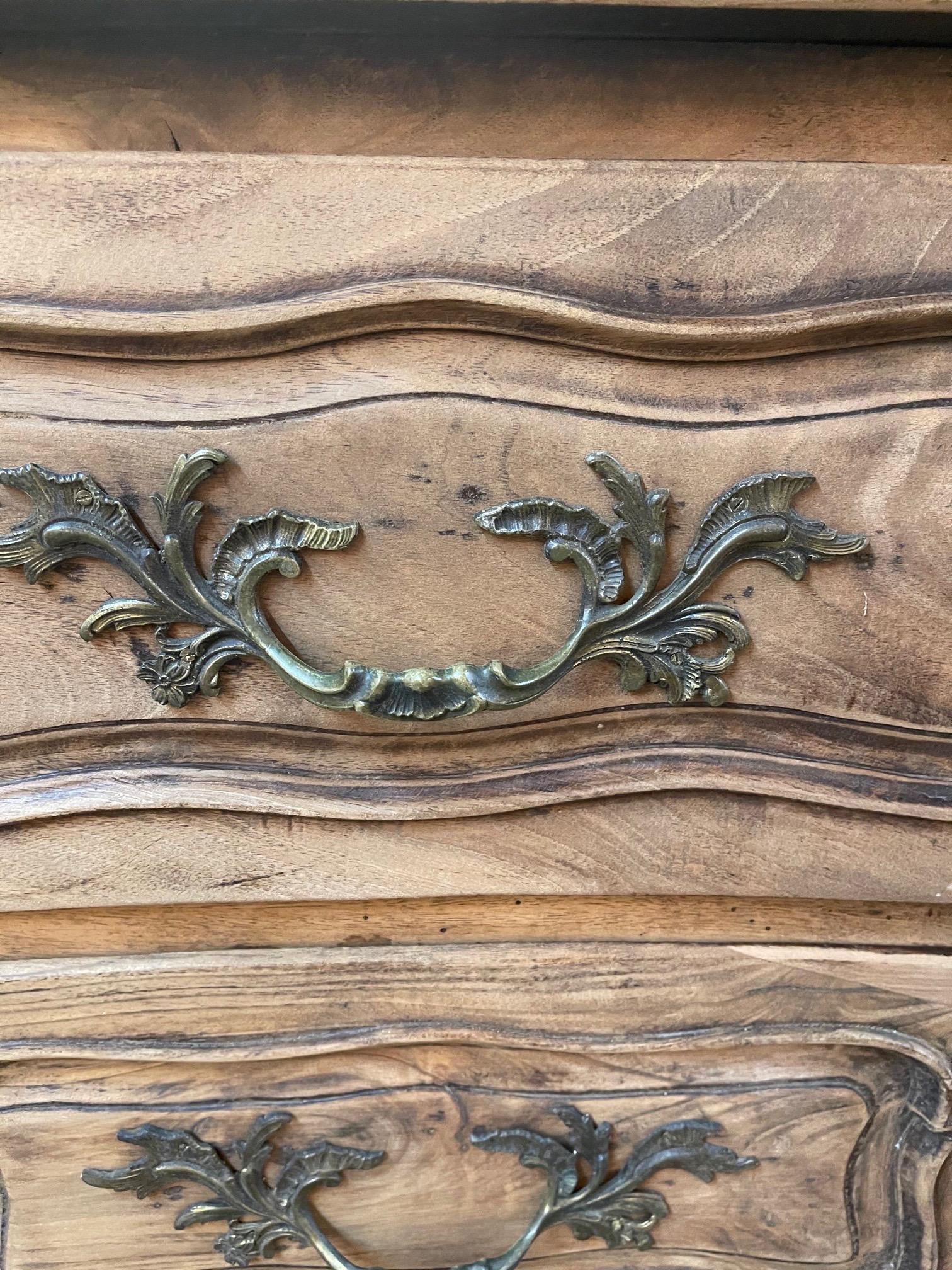 18th Century French Bleached Walnut Large Scale Commode For Sale 1