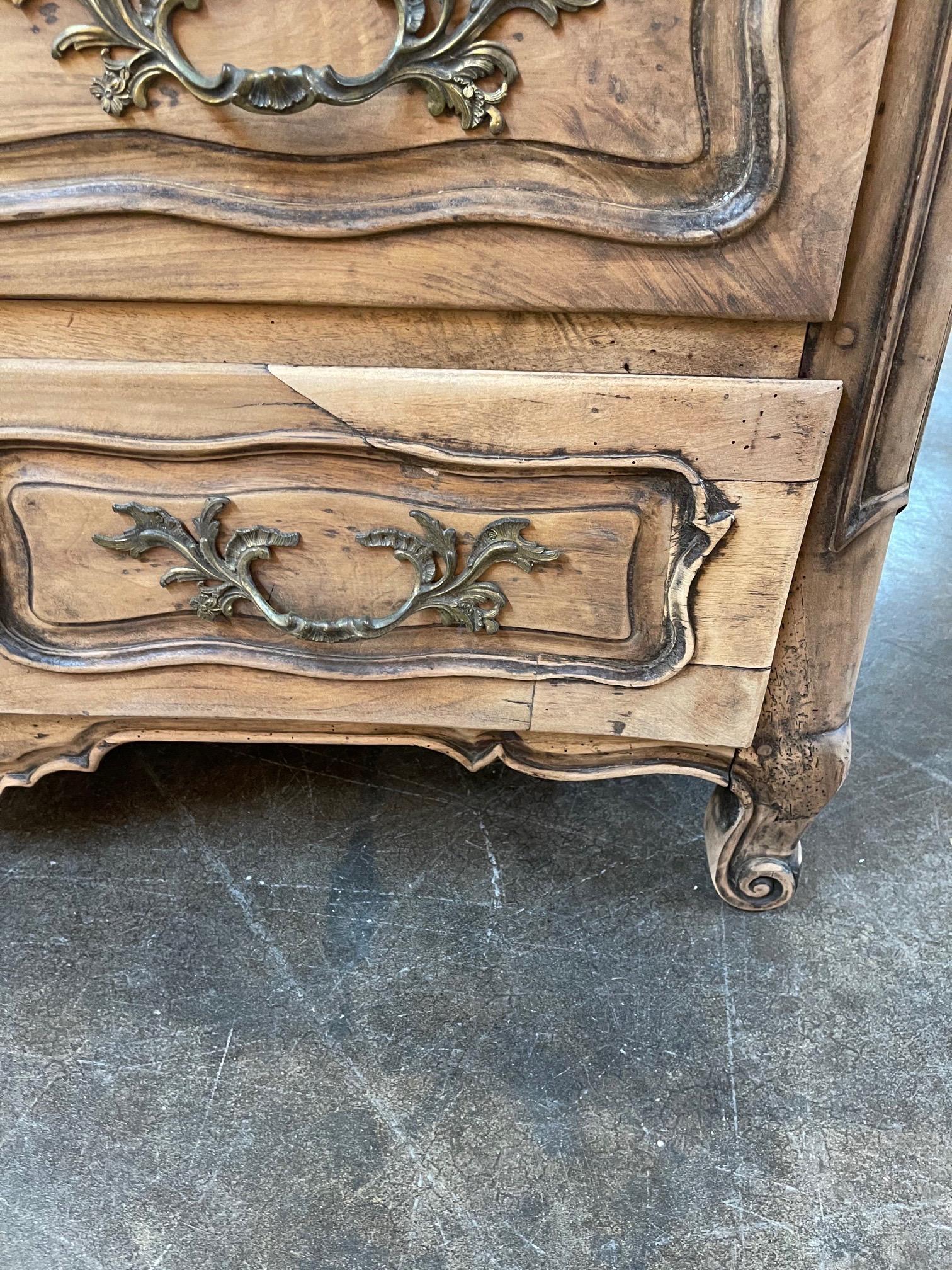 18th Century French Bleached Walnut Large Scale Commode For Sale 3