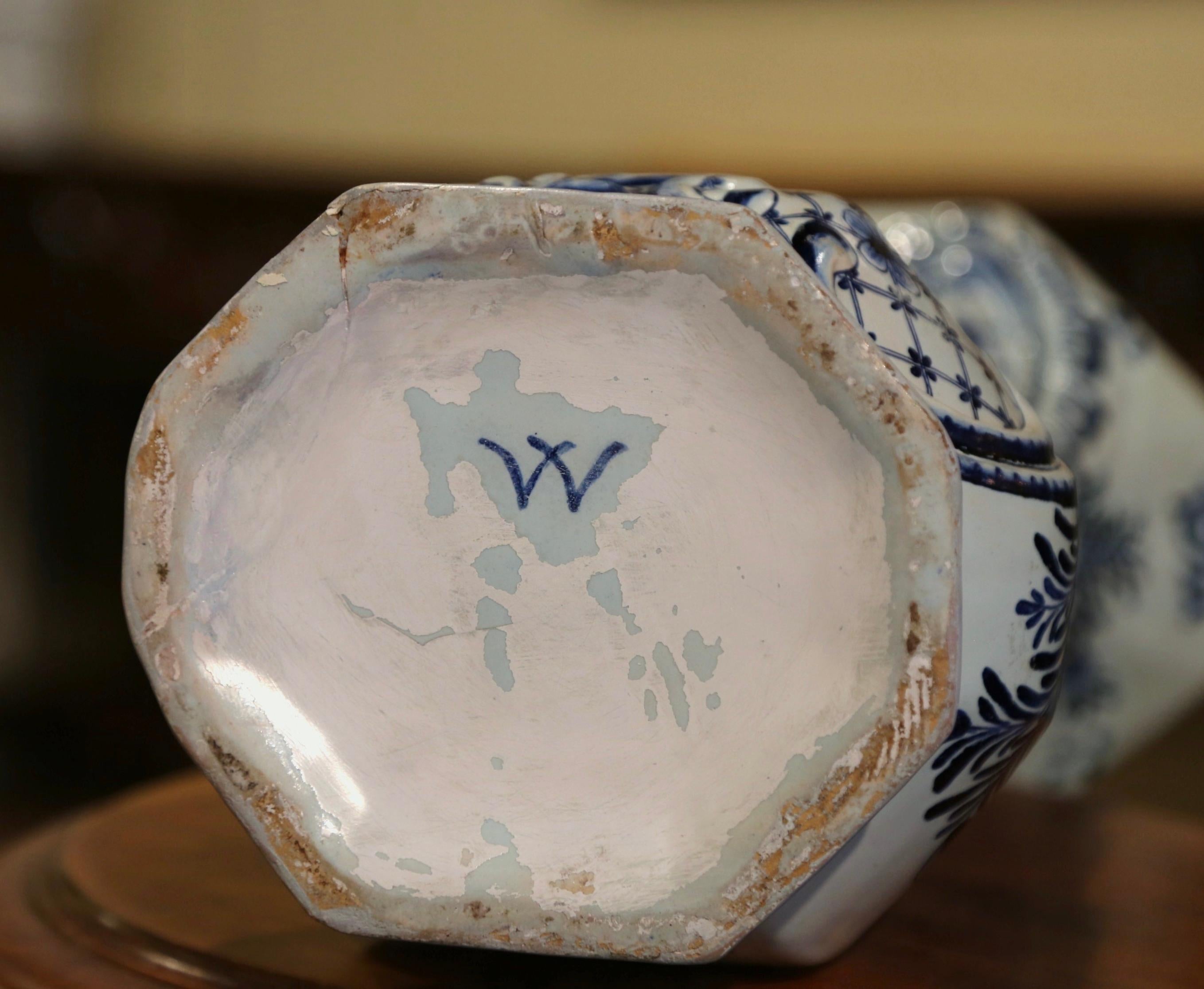  Französische blau-weiße handbemalte Fayence-Delft-Vase aus dem 18. im Angebot 5