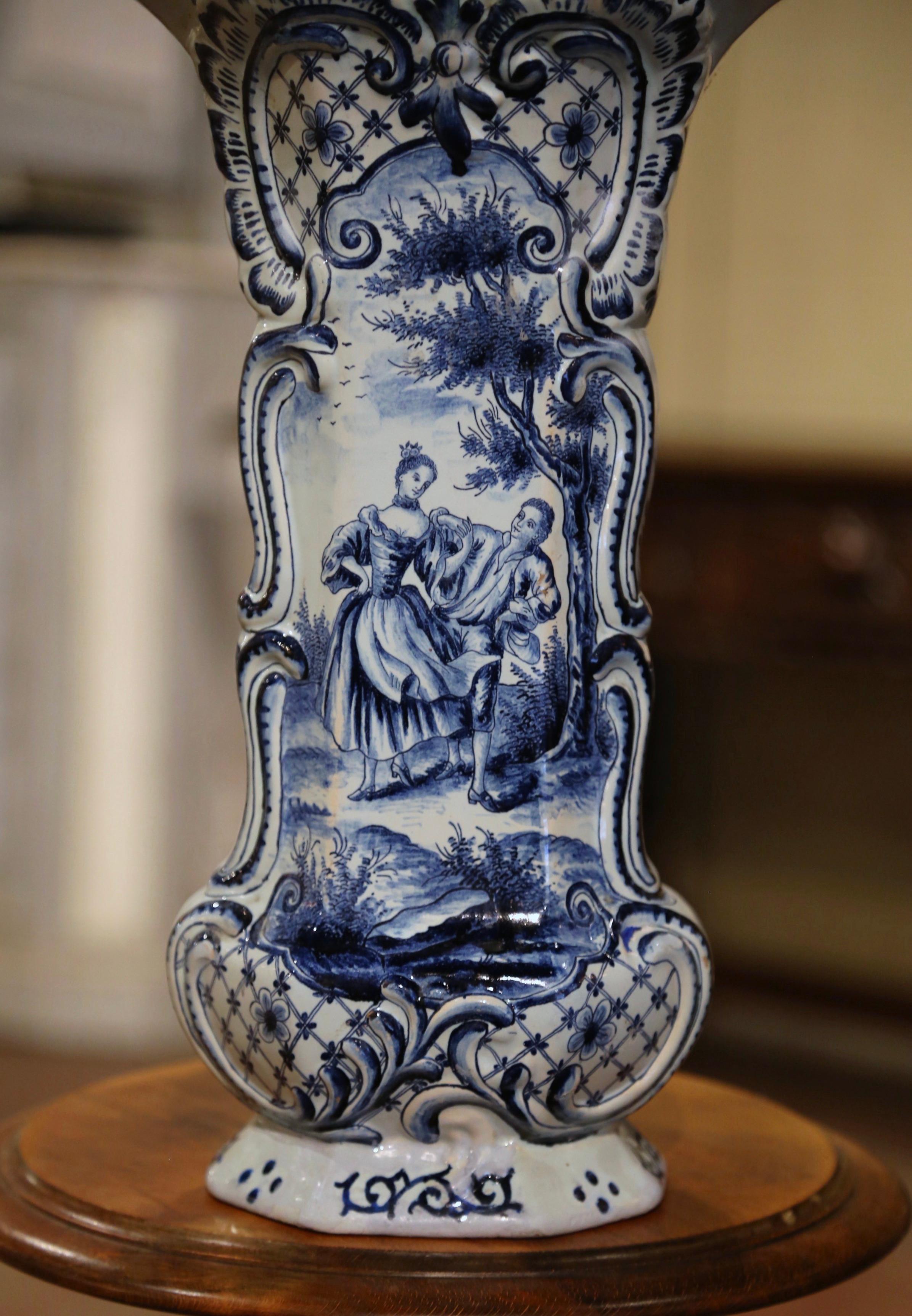 Français  Vase français du 18ème siècle en faïence de Delft peint à la main en bleu et blanc en vente