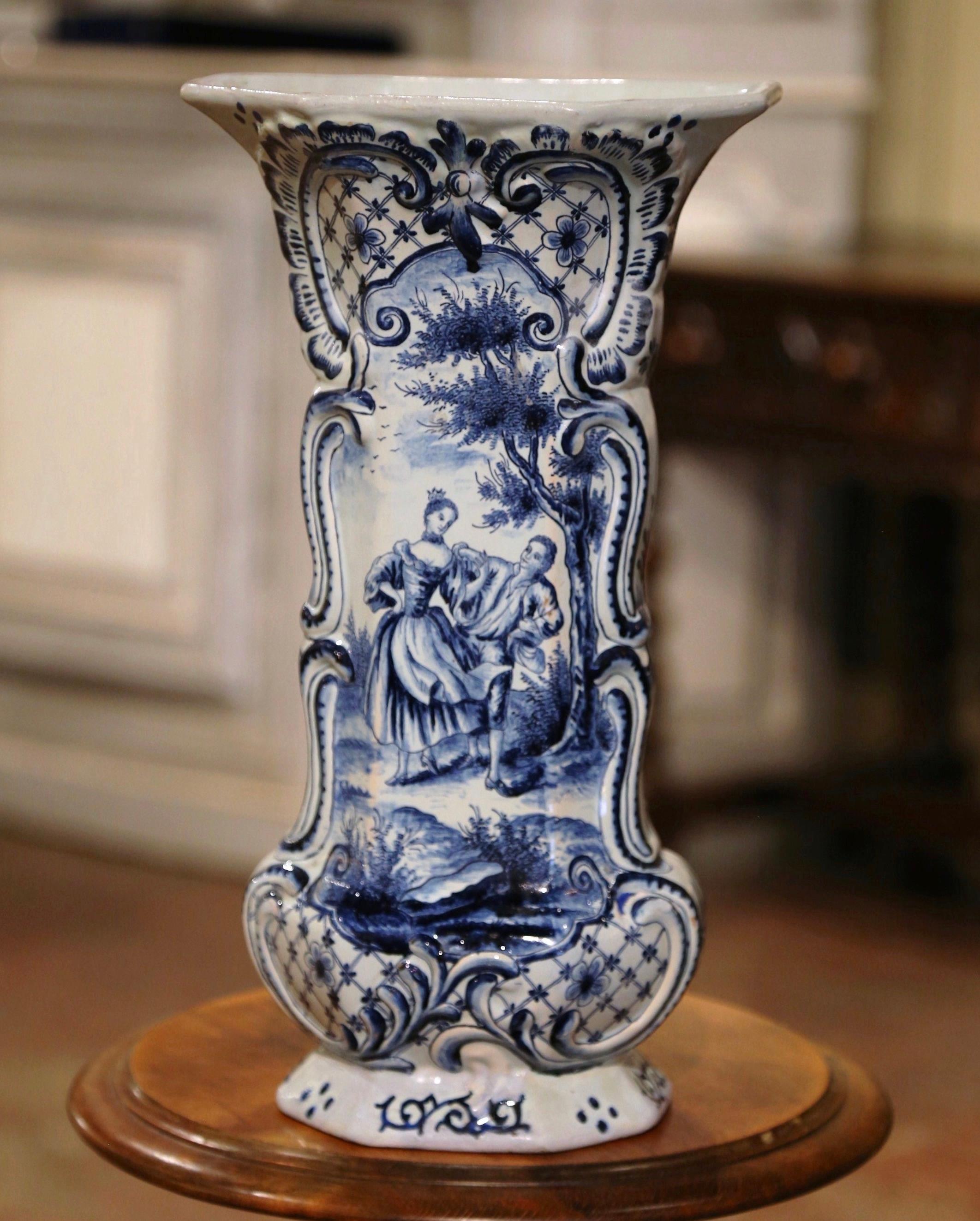 Fait main  Vase français du 18ème siècle en faïence de Delft peint à la main en bleu et blanc en vente