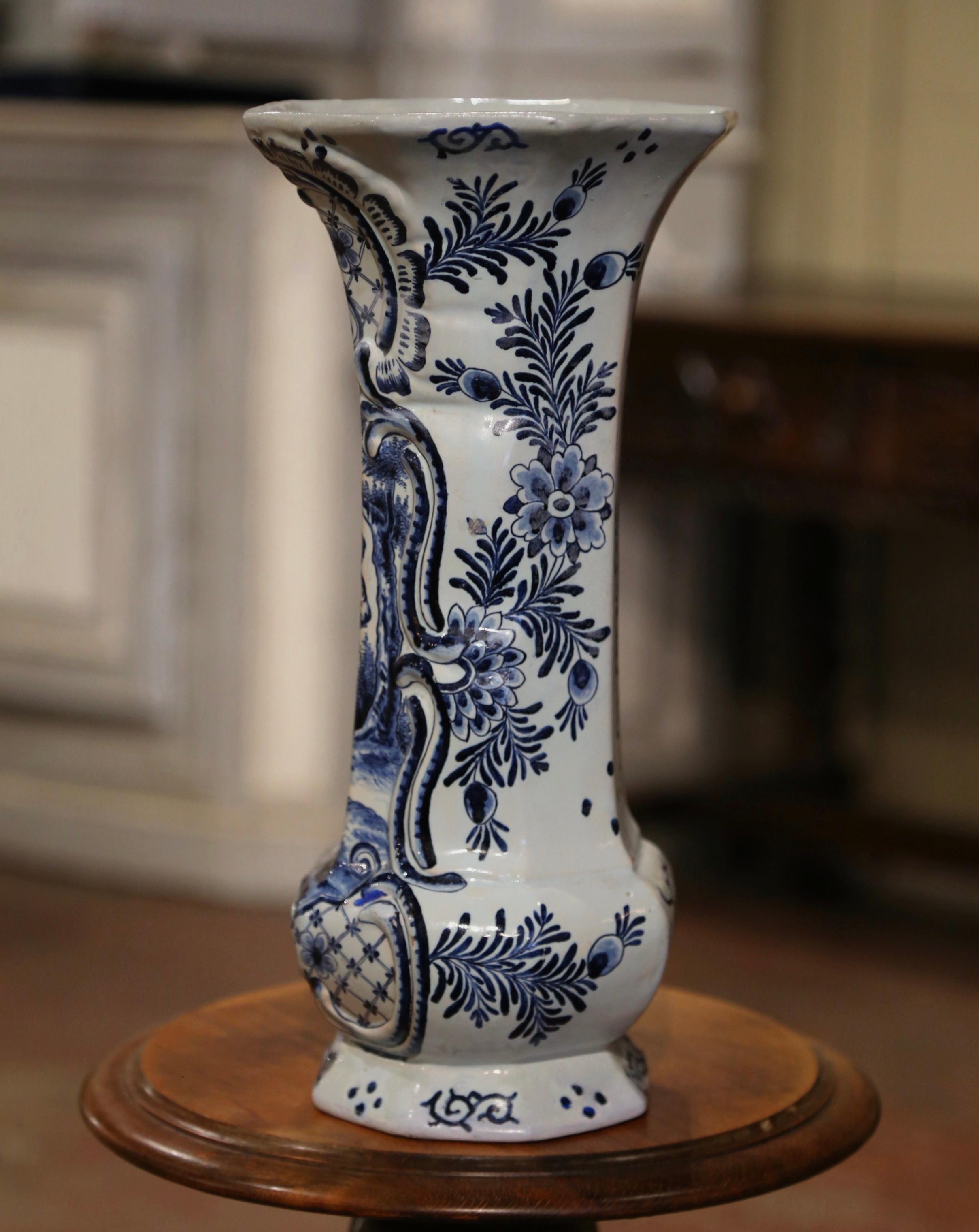 Céramique  Vase français du 18ème siècle en faïence de Delft peint à la main en bleu et blanc en vente