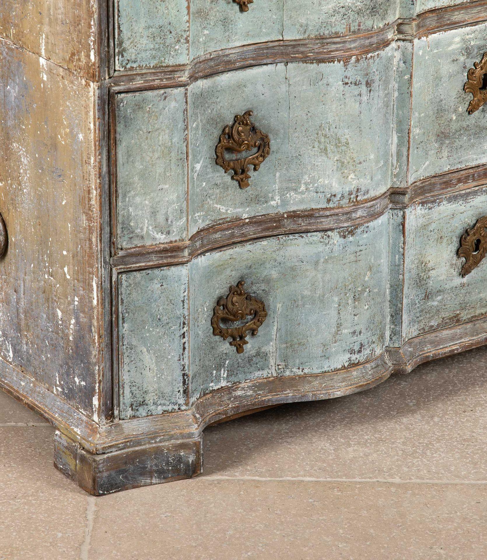 Fino al XVIII secolo Commodo francese dipinto di blu del XVIII secolo in vendita