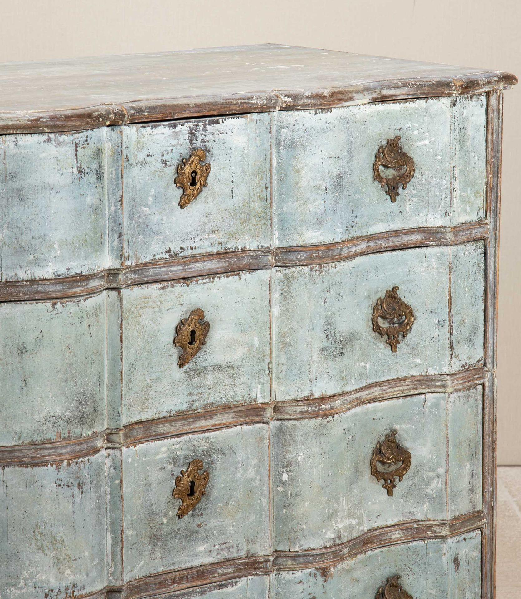 Legno Commodo francese dipinto di blu del XVIII secolo in vendita