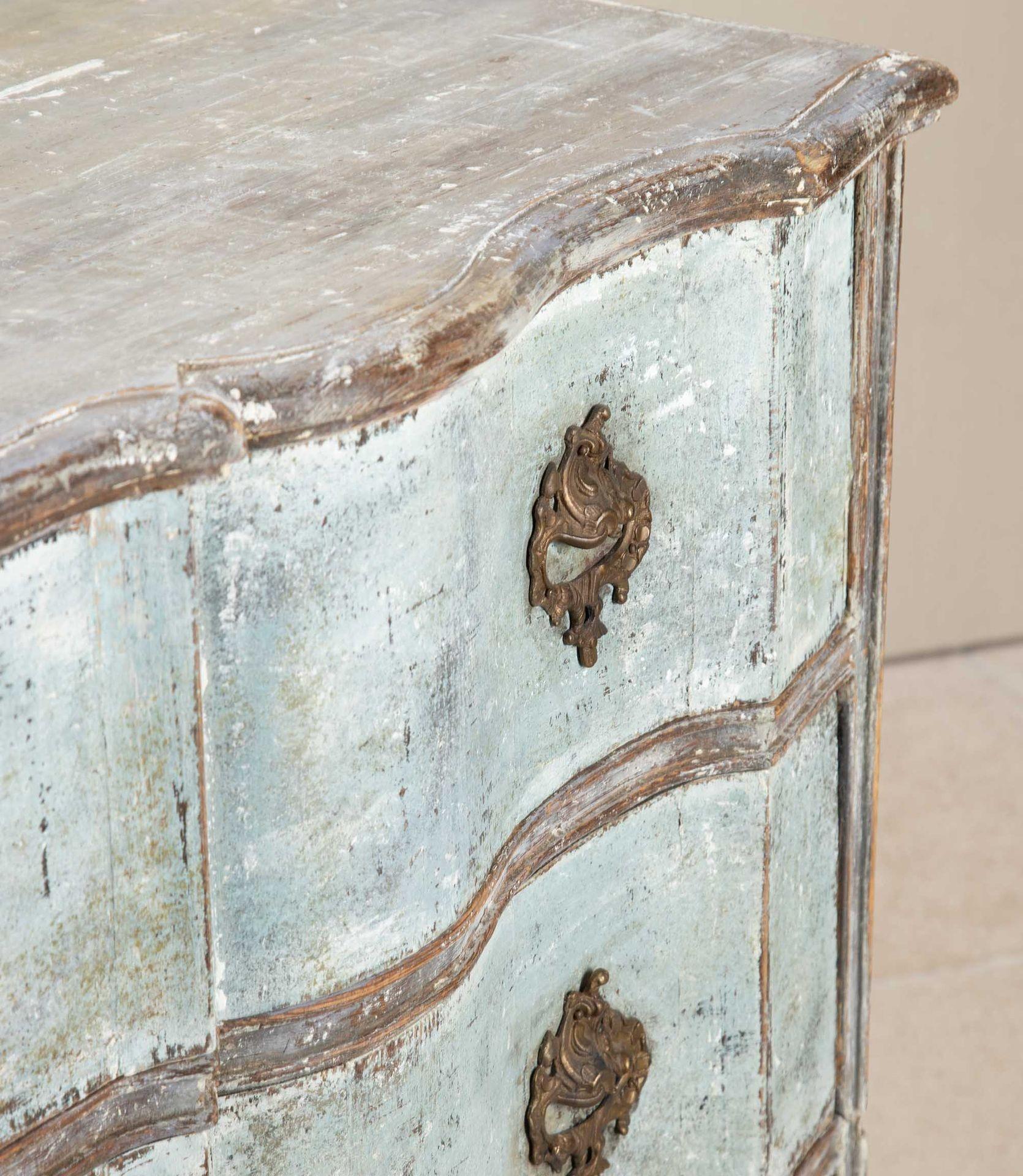 Commodo francese dipinto di blu del XVIII secolo in vendita 1