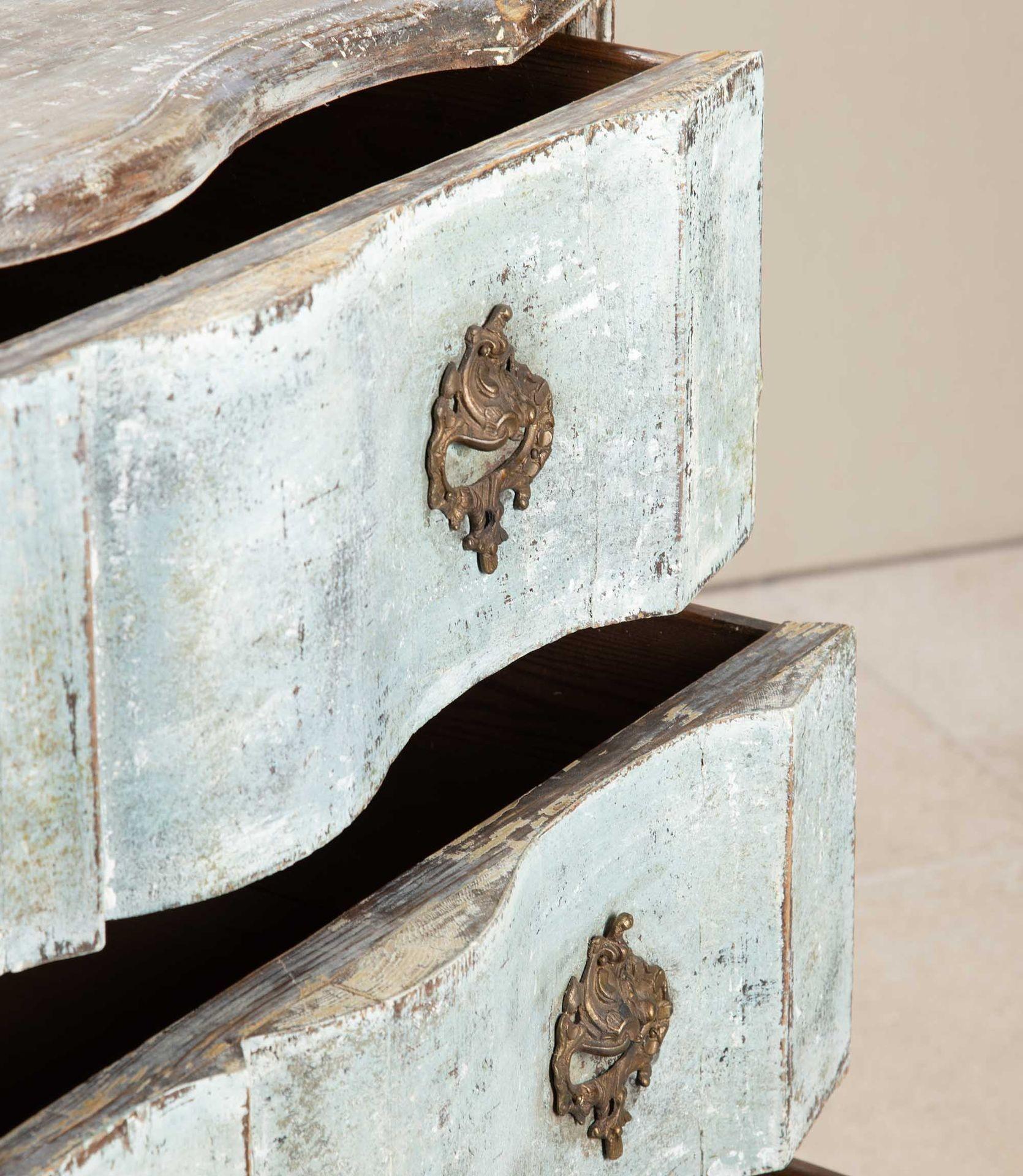 Commodo francese dipinto di blu del XVIII secolo in vendita 2