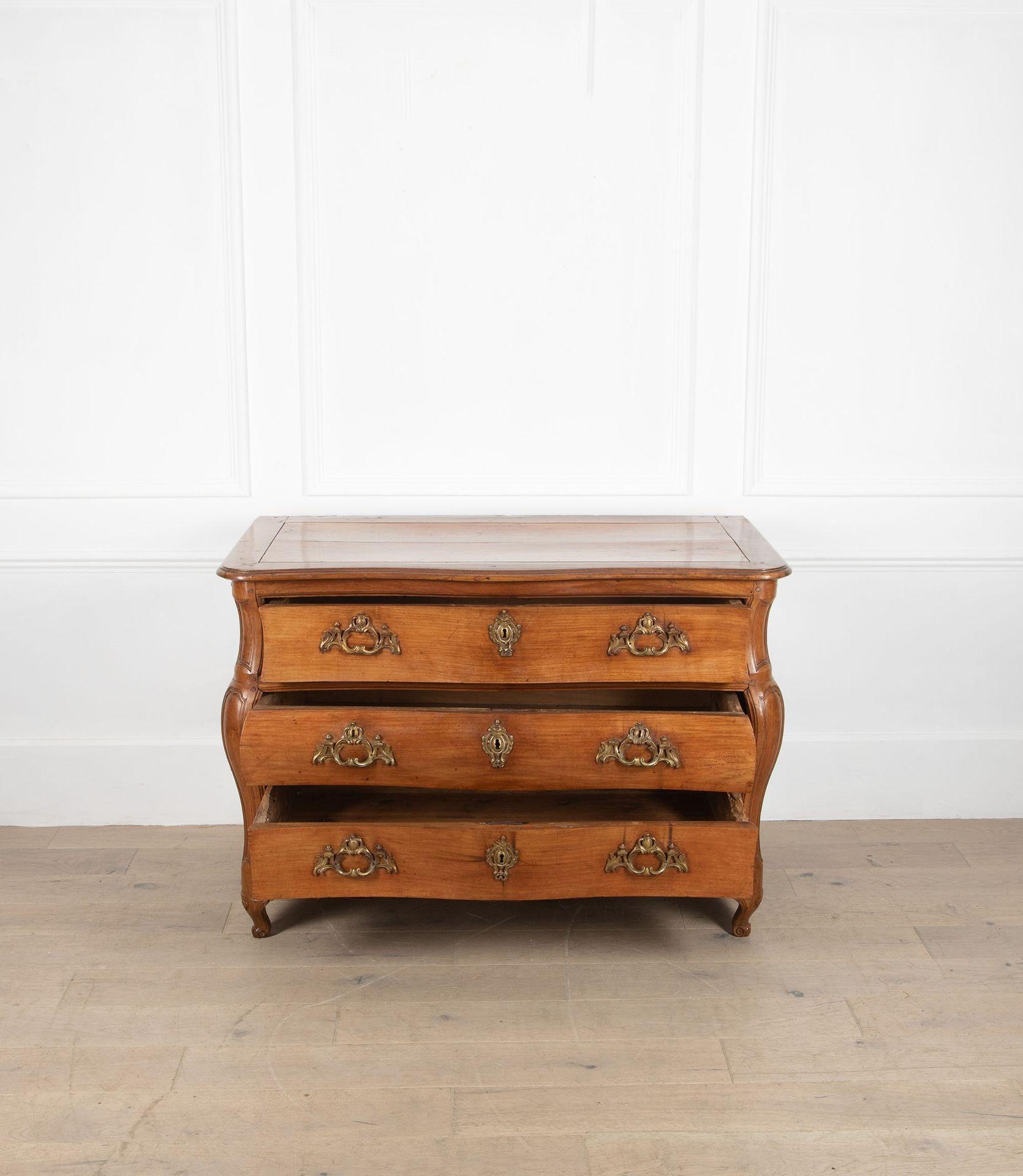 Commodo matrimoniale francese del XVIII secolo con bombe a serpentina.
Di grandi proporzioni, realizzato in legno di ciliegio selvatico con una patina ricca e profonda.
Con le serrature originali e la ferramenta in bronzo.
I piedi a forma di