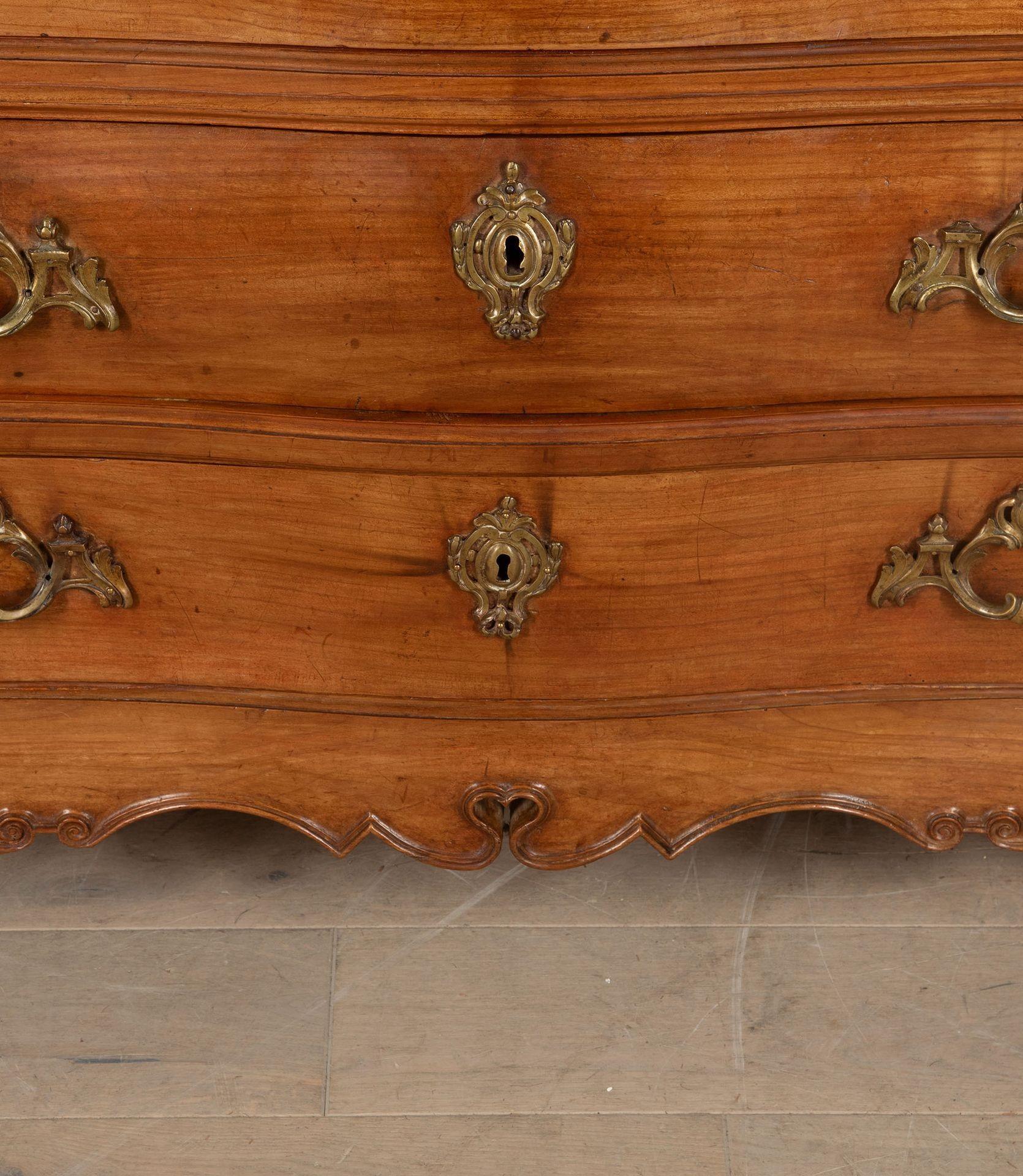 Fino al XVIII secolo Commodo a serpentina francese del XVIII secolo con bombe in vendita