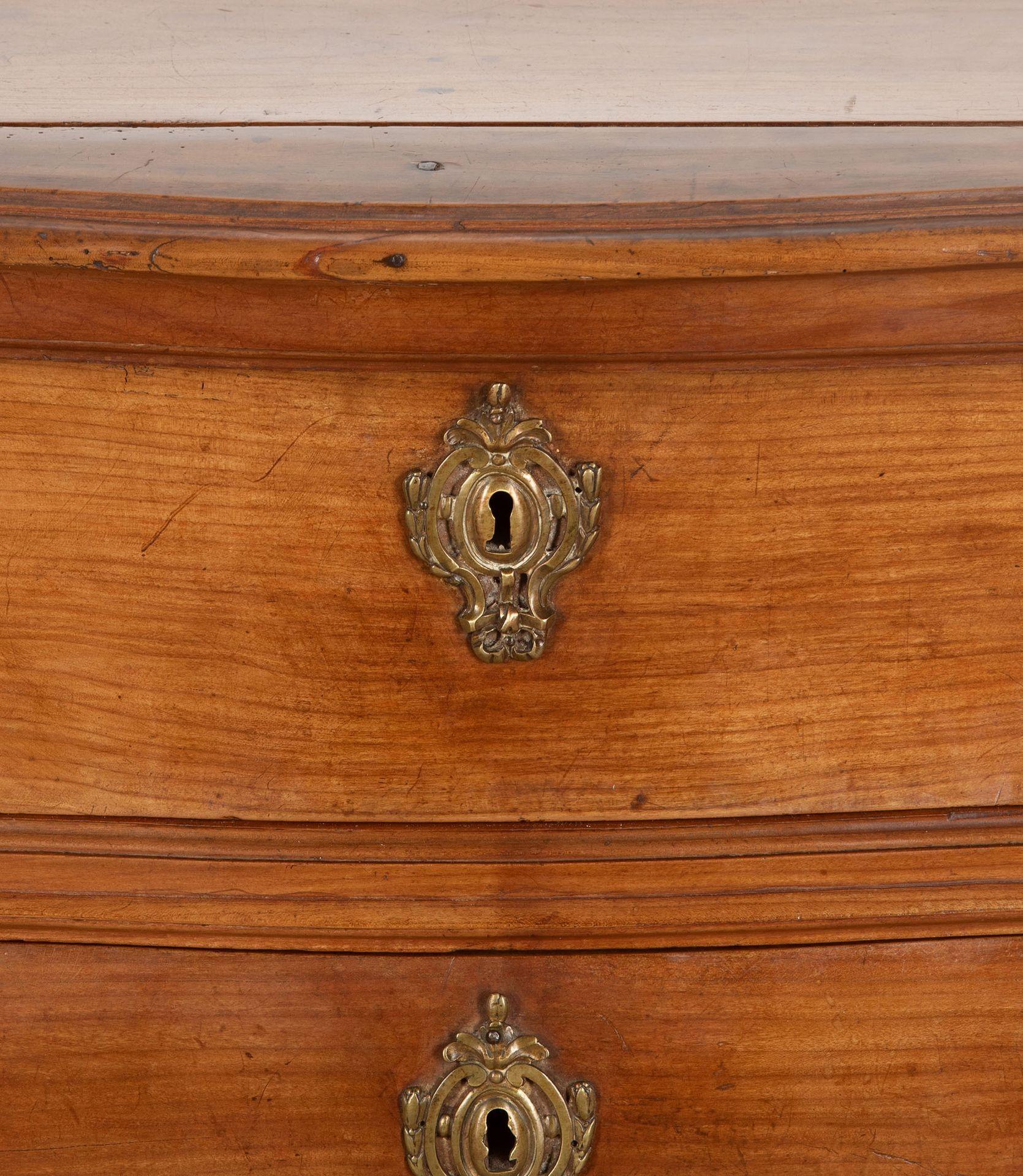 Similoro Commodo a serpentina francese del XVIII secolo con bombe in vendita