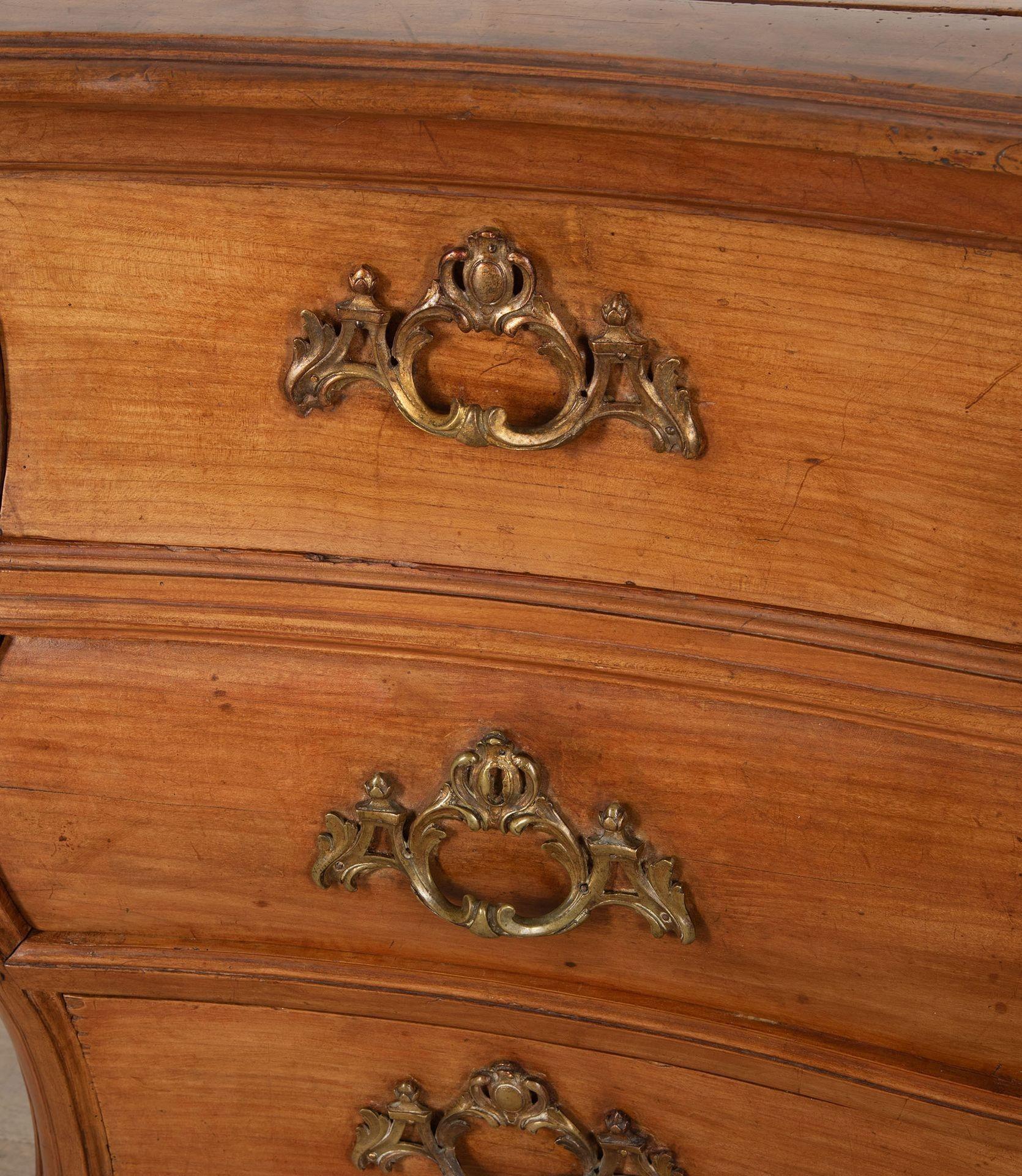 Commodo a serpentina francese del XVIII secolo con bombe in vendita 1