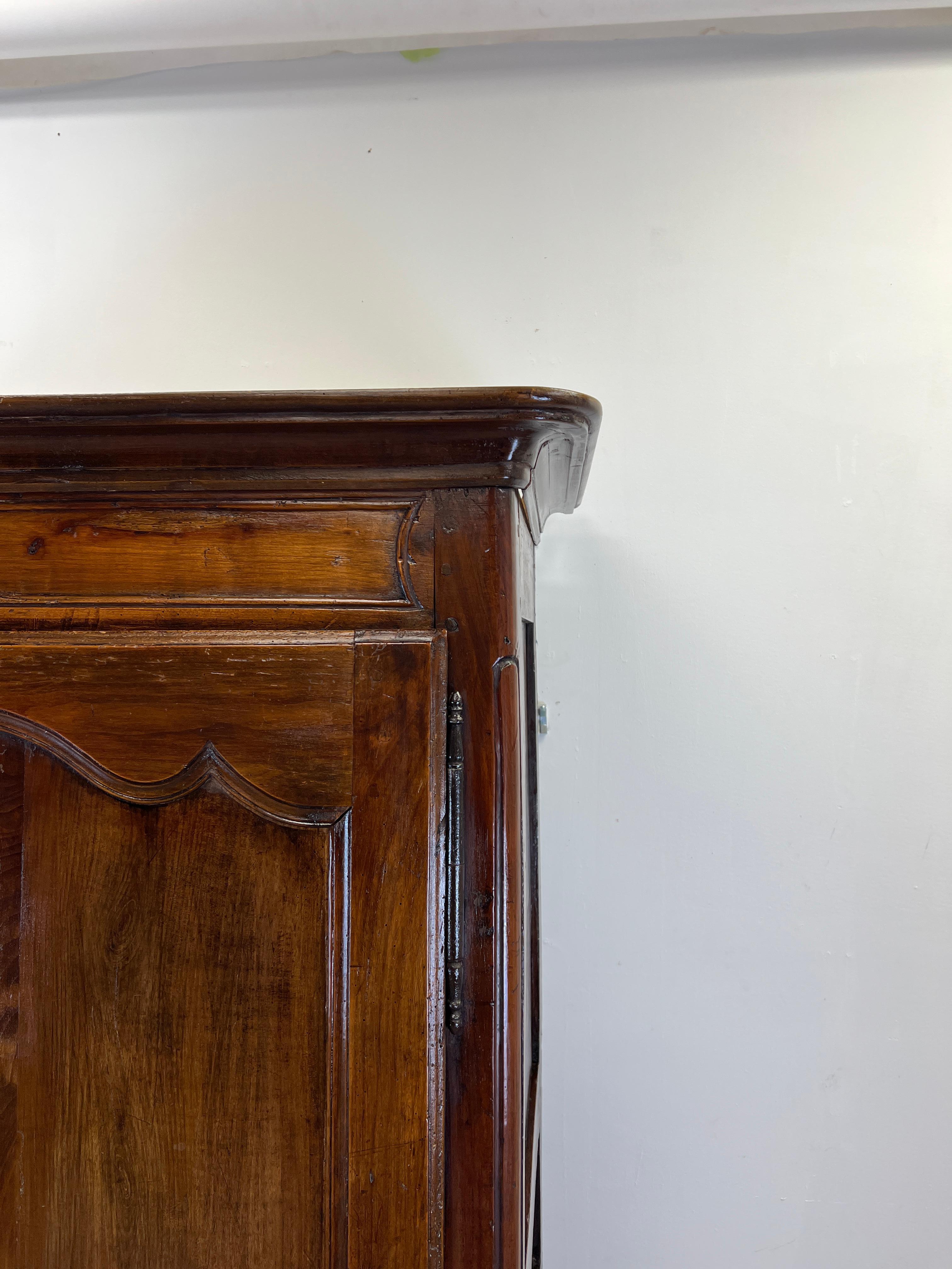 18th Century French Bonnetiere Armoire Cabinet In Good Condition In Nashville, TN