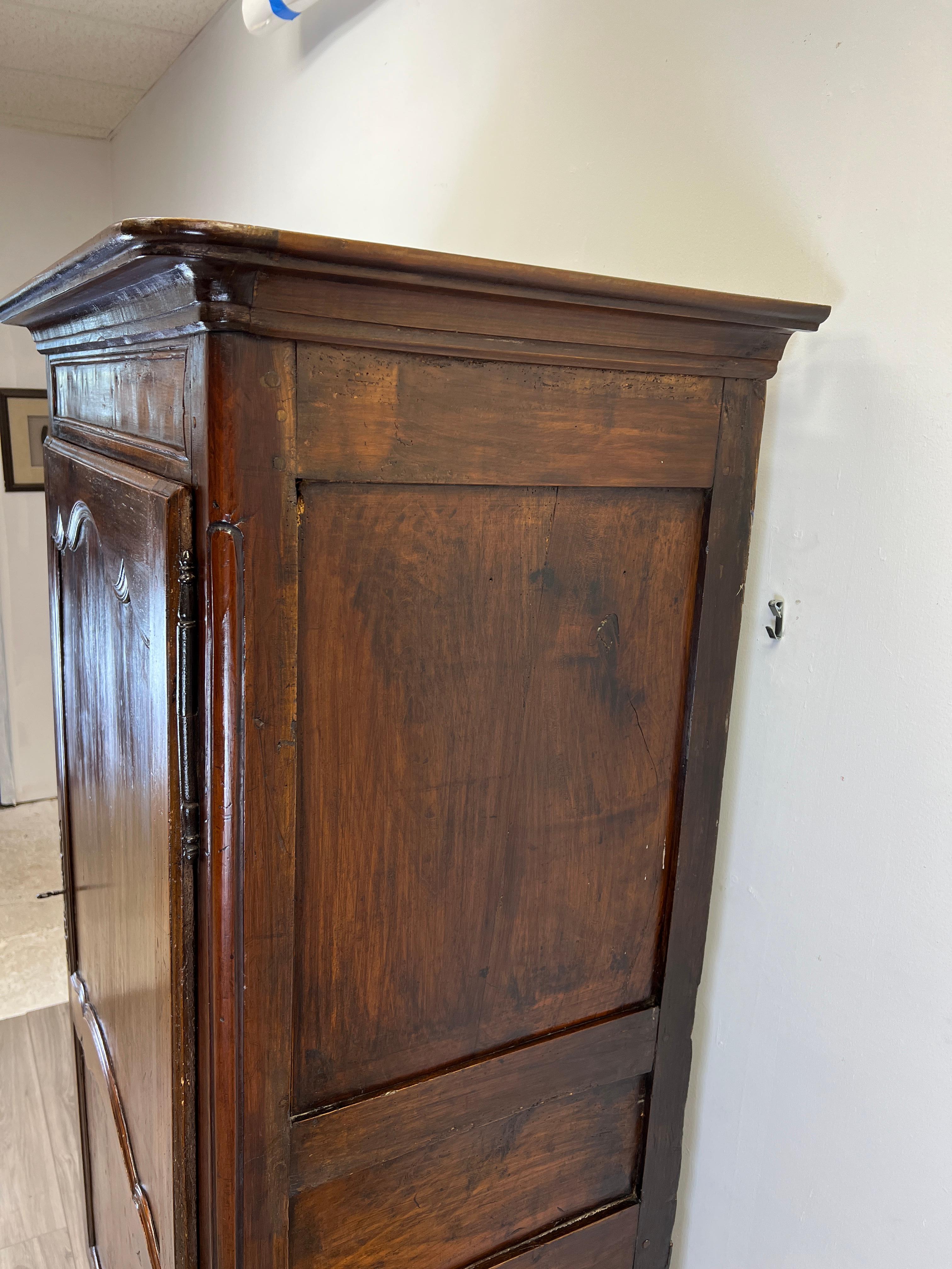 Sculpté à la main Armoire Bonnetière du 18ème siècle