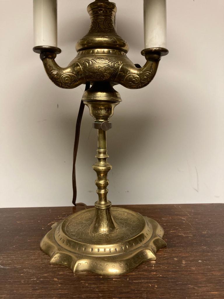 Französische Bouillotte-Lampe aus dem 19. Jahrhundert mit grünem Tole-Schirm im Zustand „Gut“ im Angebot in Stamford, CT