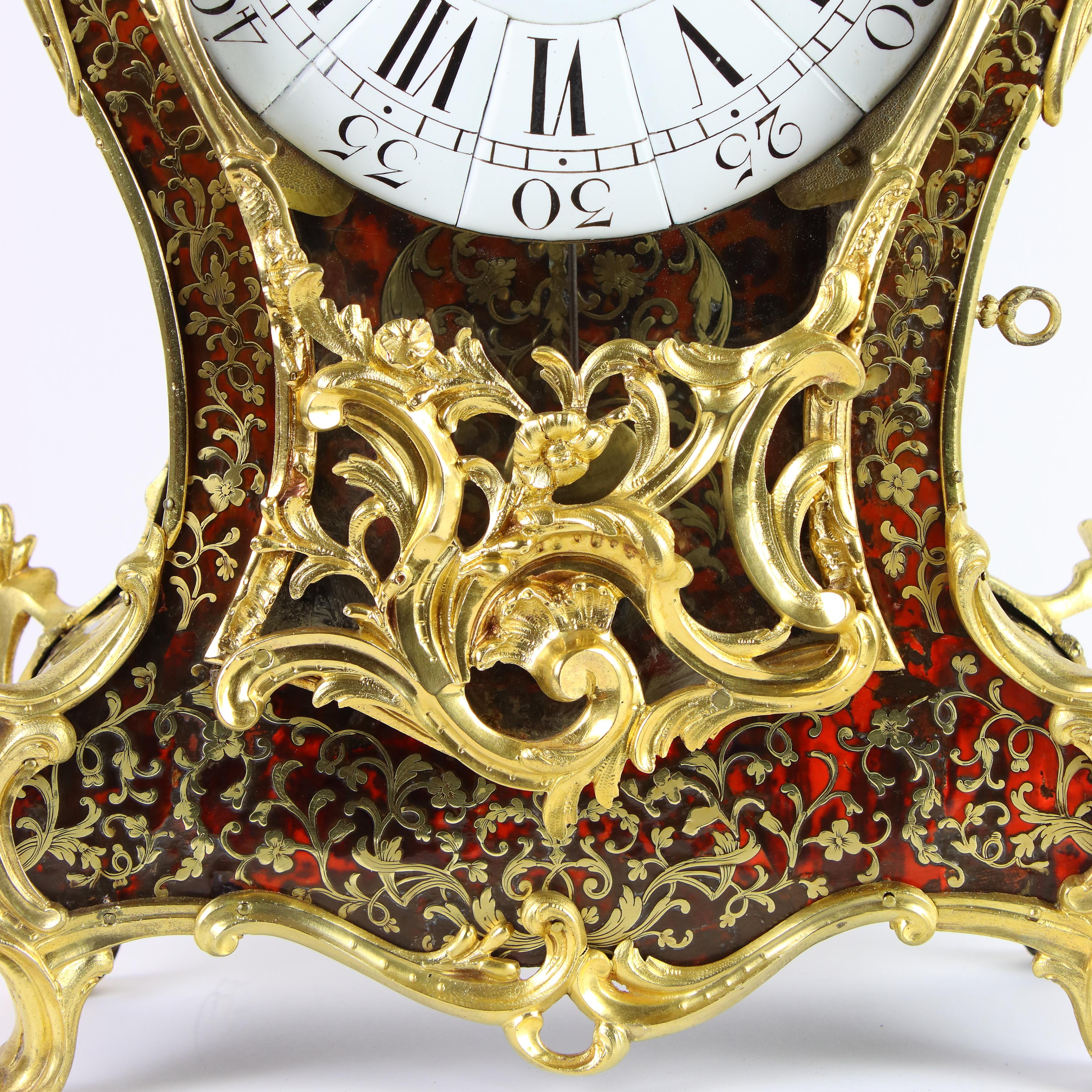 Gravé Horloge murale française du 18ème siècle en bronze doré Boulle, signée Gribelin en vente