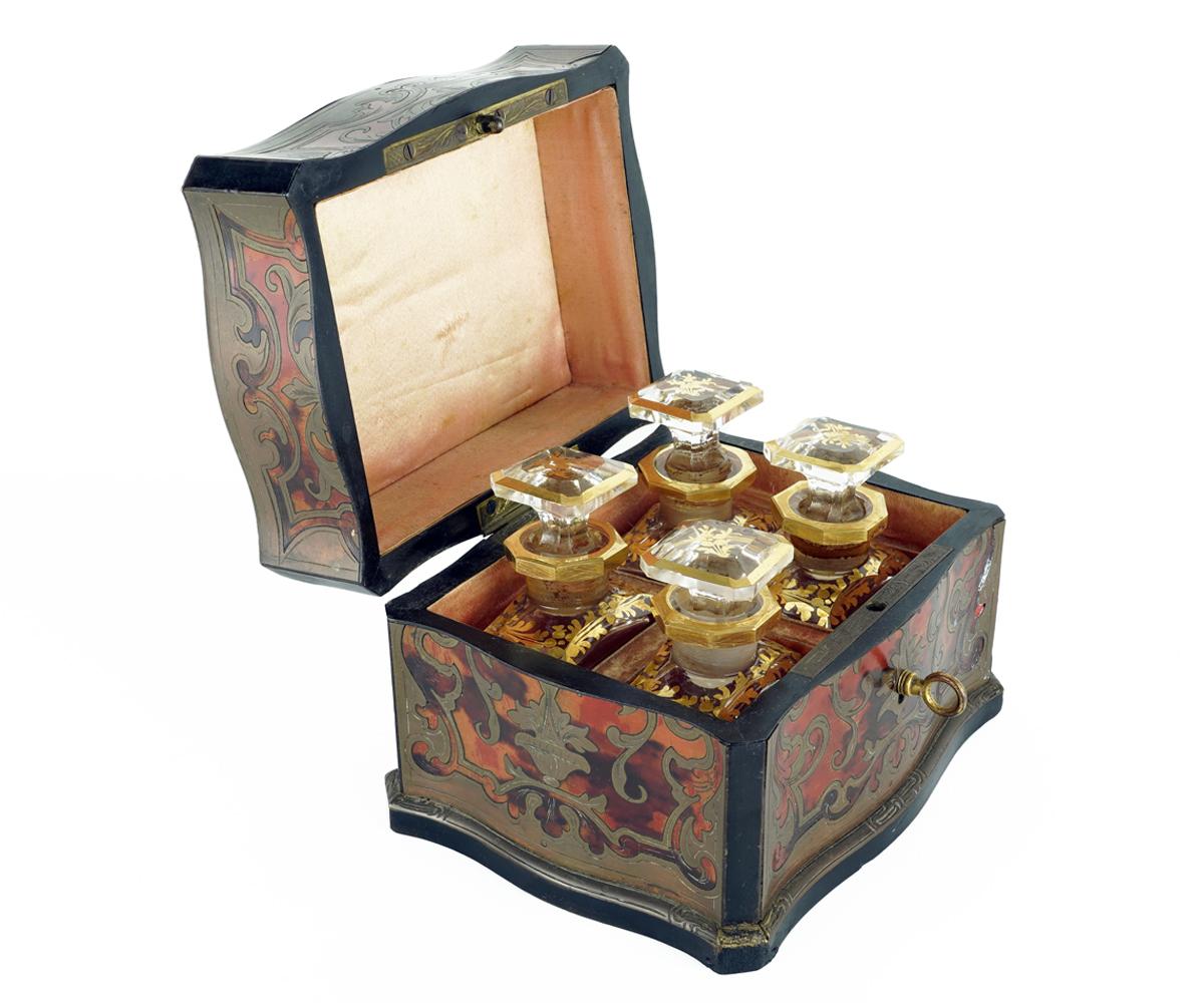 Napoleon III boulle and red tortoiseshell and inlaid brass with four original gilt glass bottle and working lock and key. This item has the original felt and gold gilt rims and shoulders of the bottles. There are initials appearing to be FAB