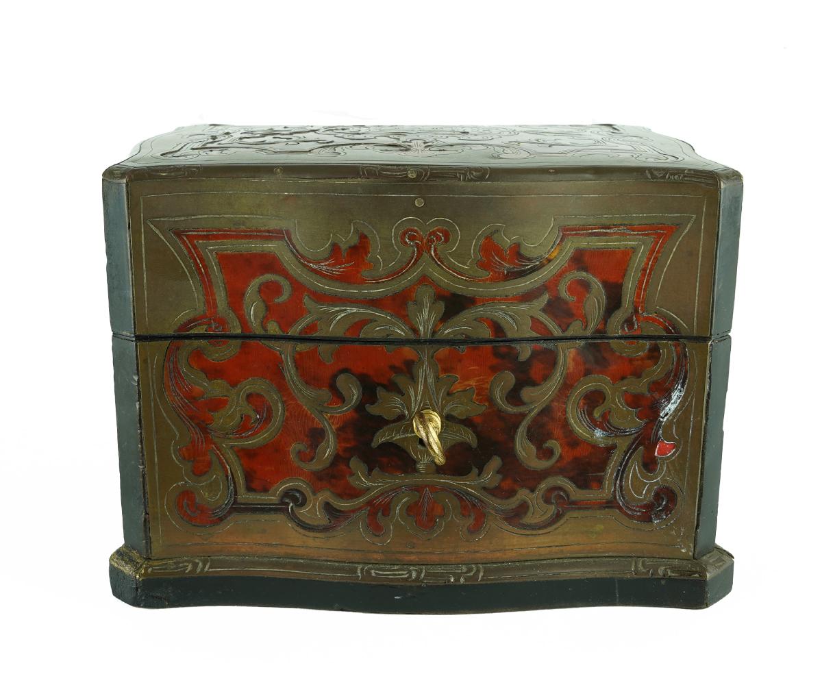 18th Century French Boulle Vanity Box with Four Perfume Bottles In Good Condition For Sale In Laguna Beach, CA
