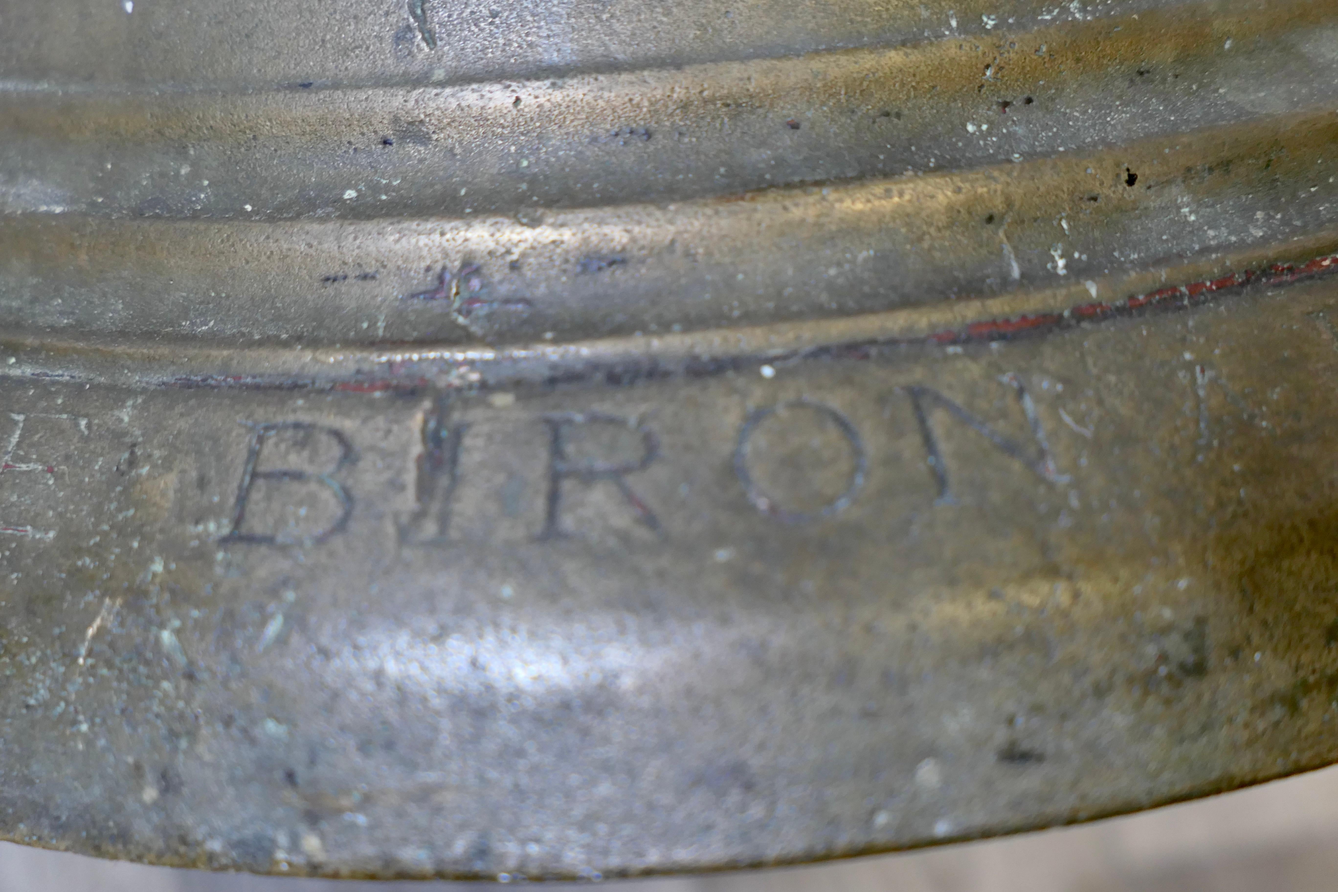 Campana francesa de bronce del siglo XVIII de Biron PARIS

Antigua campana de bronce con inscripción 